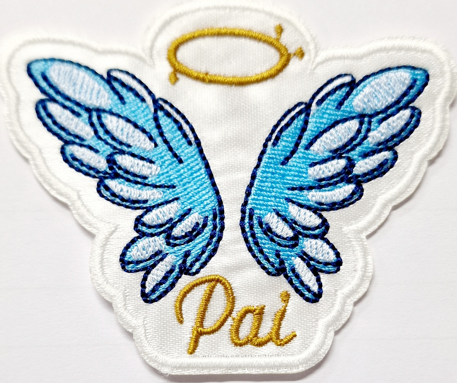 Patch bordado com asas azuis, auréola dourada e a palavra 'Pai'