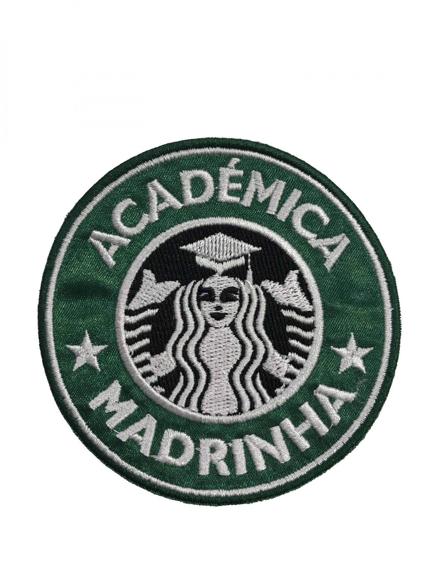 Emblema bordado redondo verde com texto branco e figura feminina no centro.