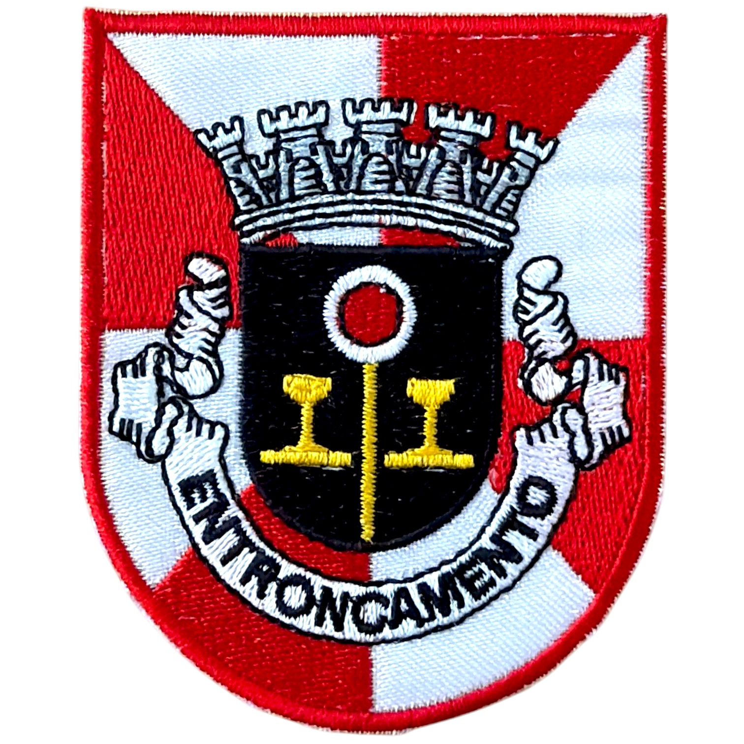 Emblema bordado com escudo vermelho e branco e texto PRENUNCIAMENTO.