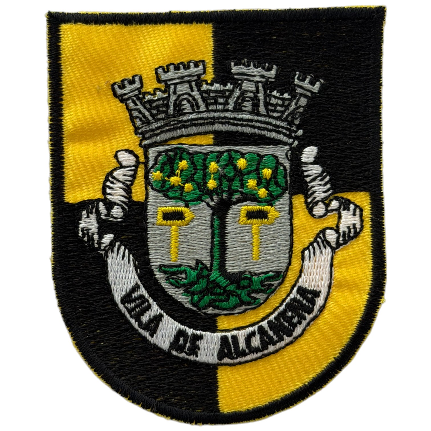 Emblema bordado com escudo amarelo e preto e texto Vila de Alcanena