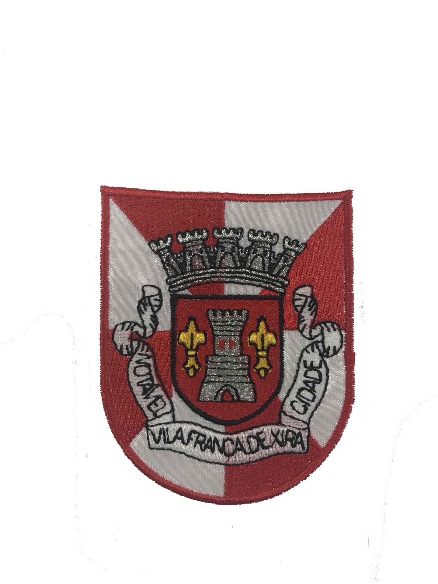 Emblema tecido vermelho e branco com brasão, torre, flores de lis amarelas e texto Vila Franca de Xira