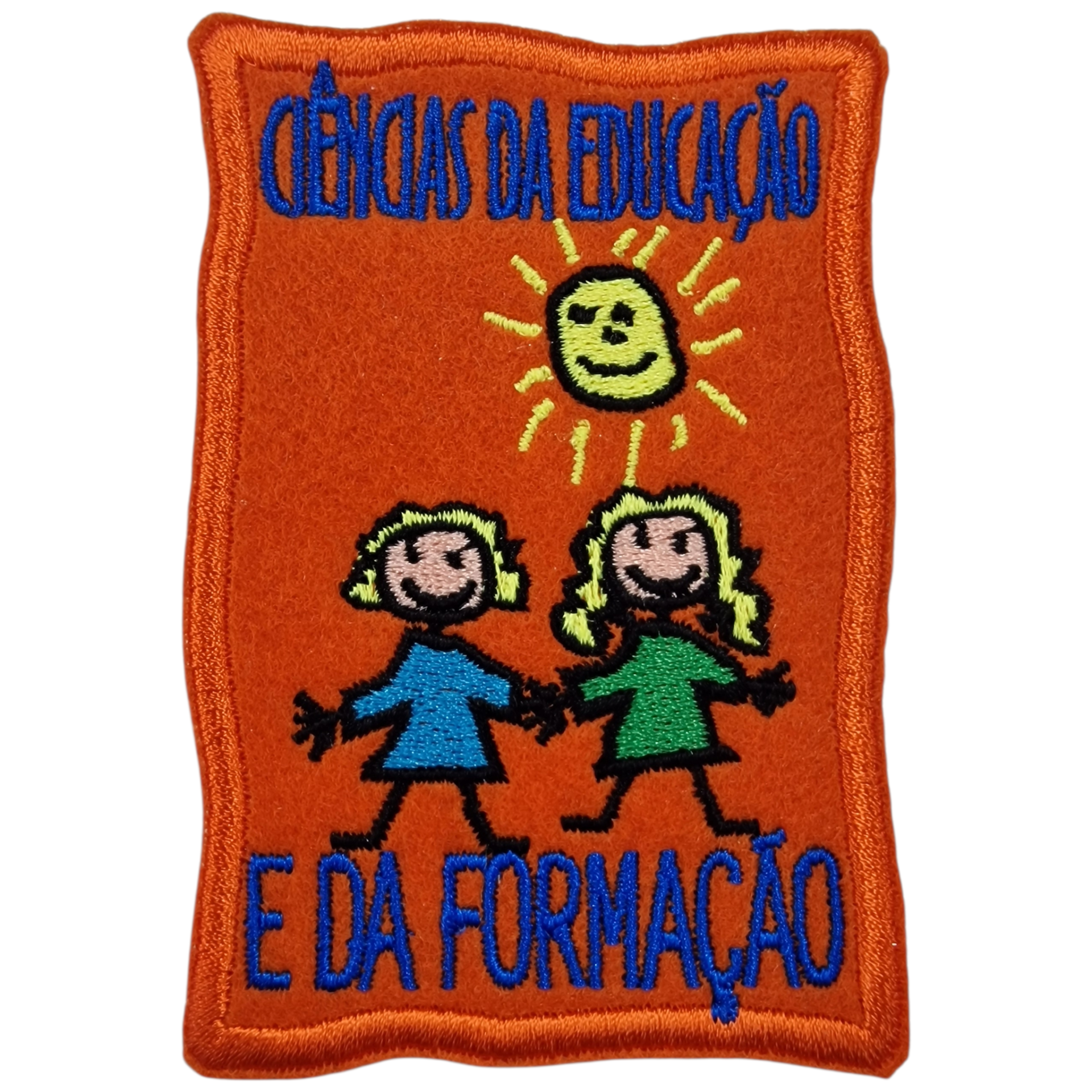 Patch bordado laranja com texto azul, duas figuras infantis e sol amarelo