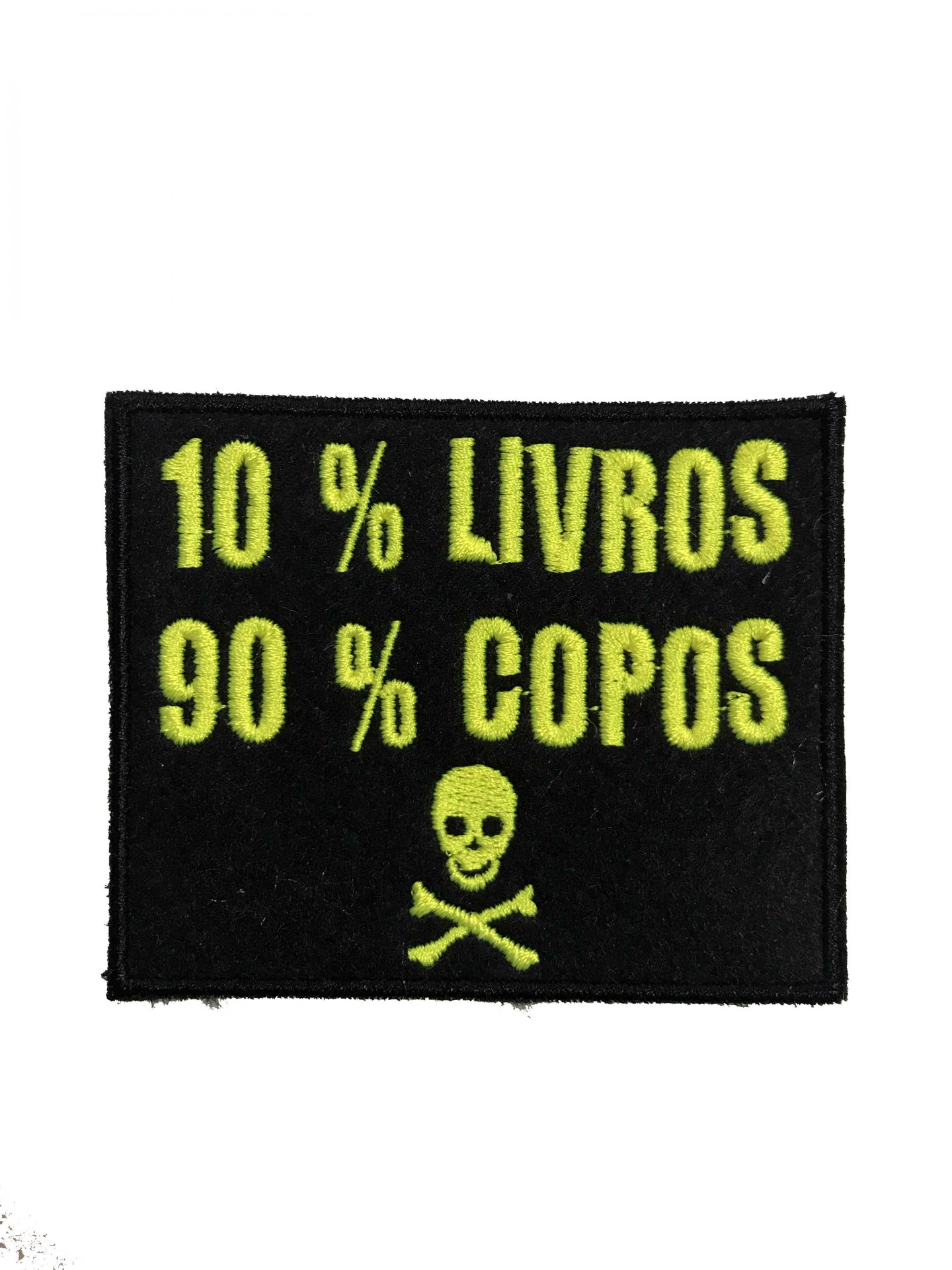 Patches bordado preto com texto verde-limão e caveira e ossos cruzados