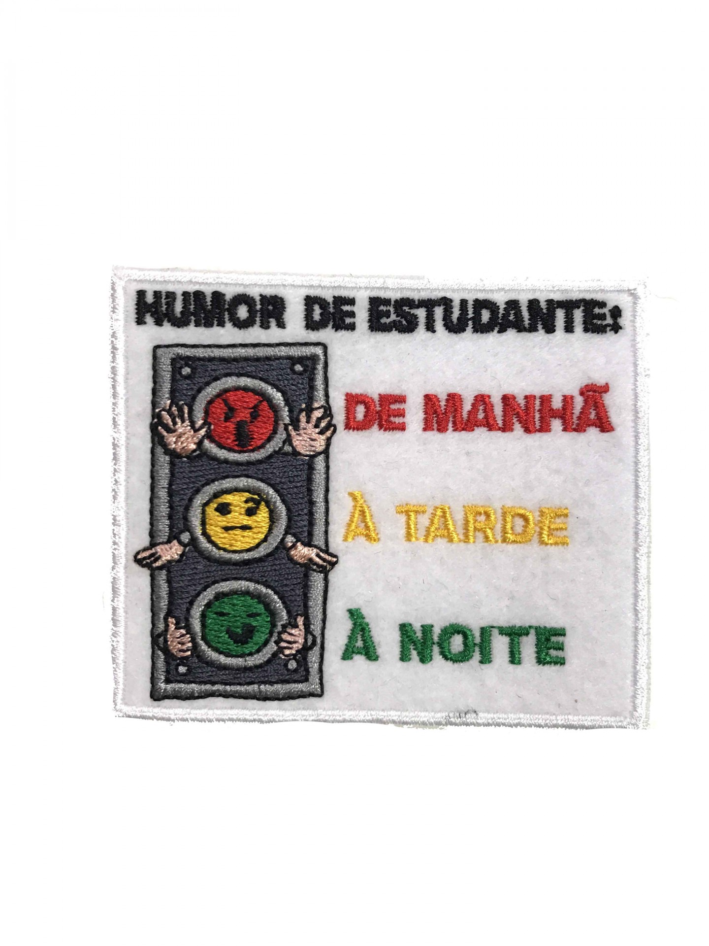 Quadrado de feltro branco com semáforo bordado e texto humor de estudante em várias cores