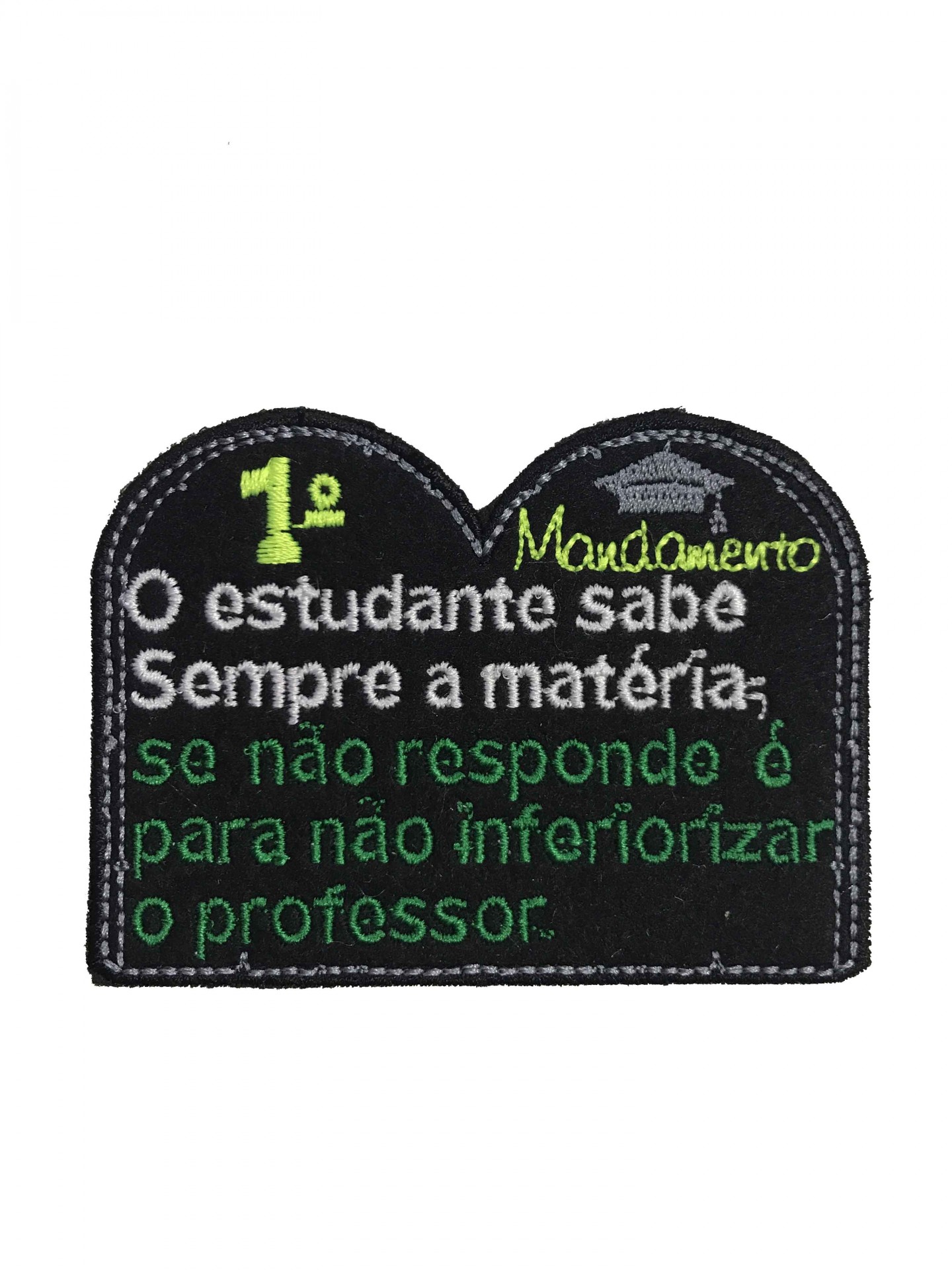 Patch bordado preto com texto em verde, branco e amarelo e um capelo de formatura cinzento
