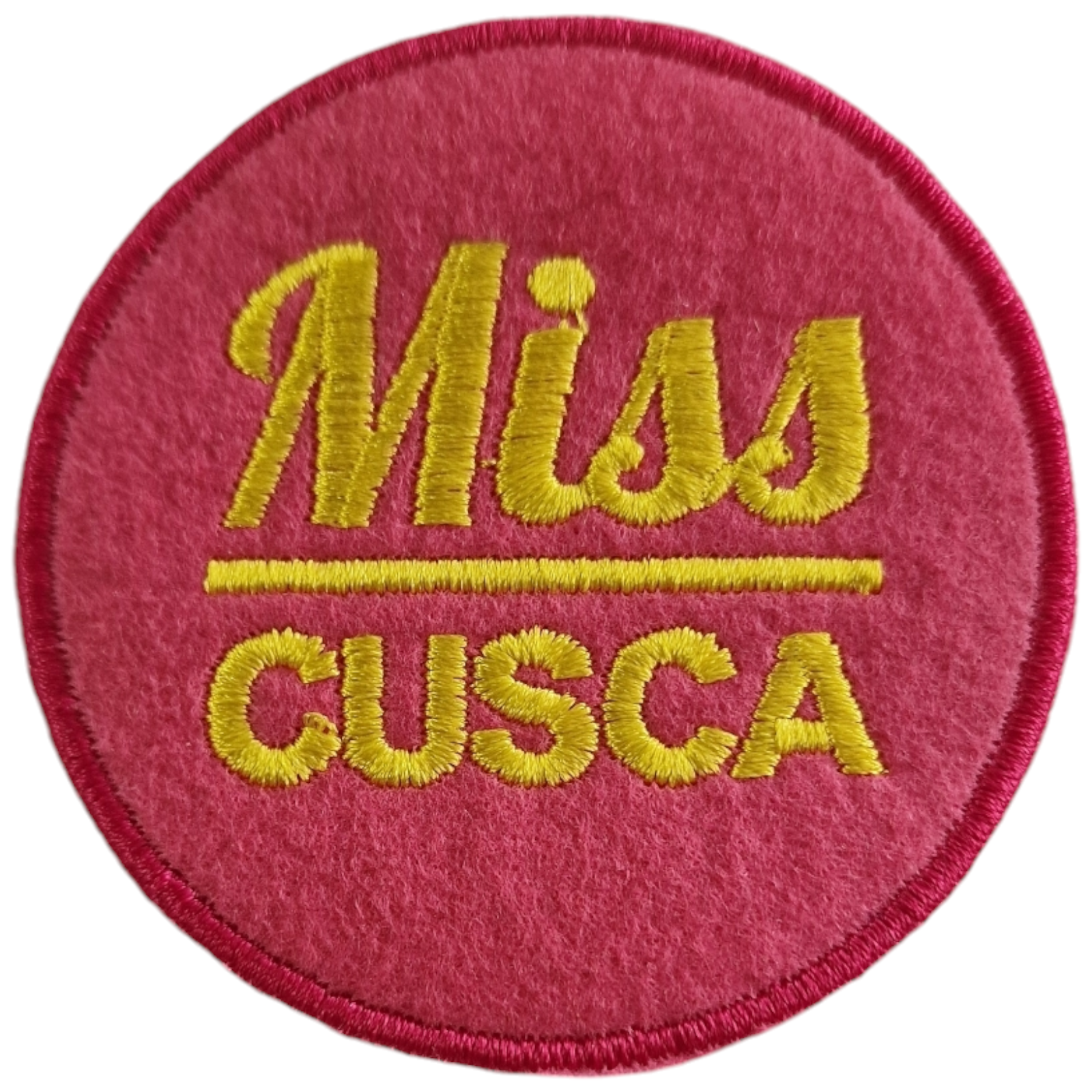 Emblema redondo rosa com bordado amarelo 'Miss CUSCA'