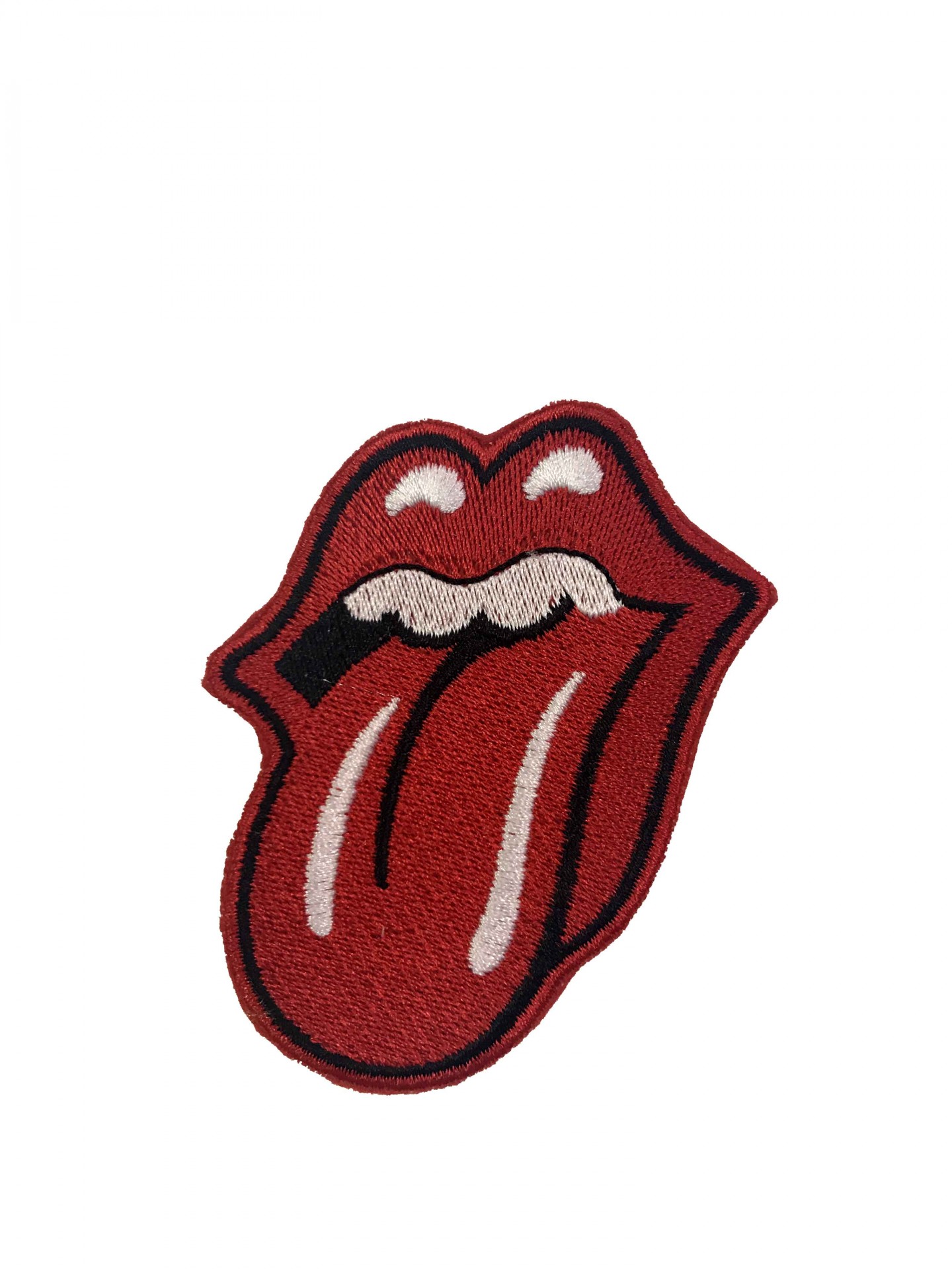 Aplicação bordada em tecido com forma de boca vermelha e língua destacada