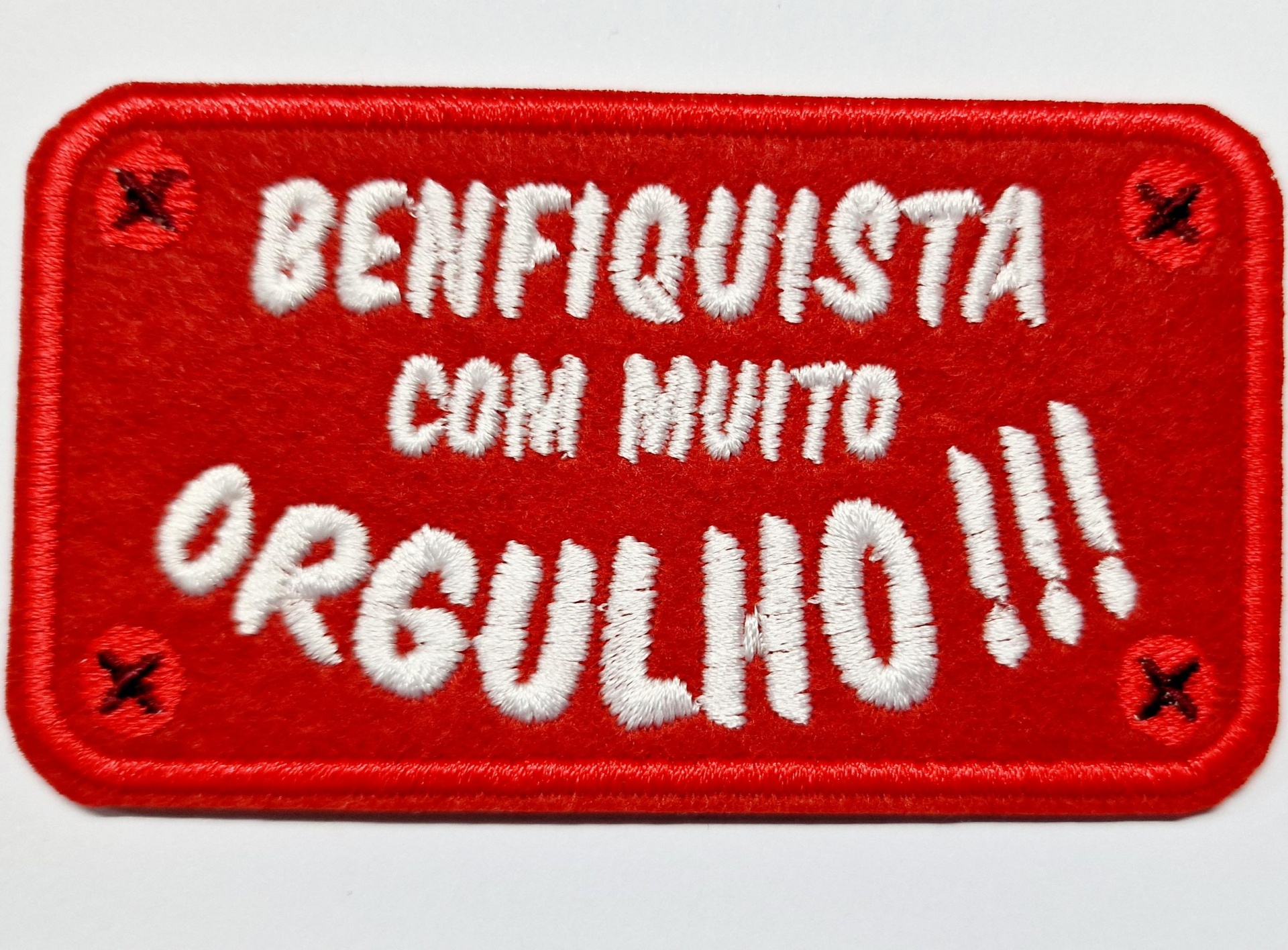 Emblema bordado vermelho com texto branco Benfiquista com muito orgulho