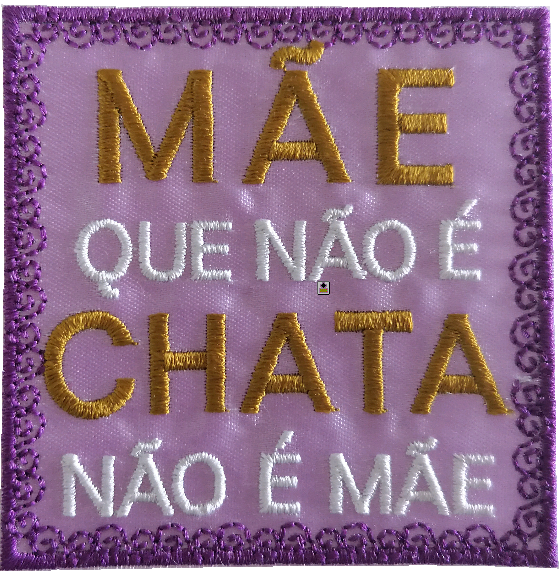 Quadrado de tecido lilás bordado com texto em amarelo e branco