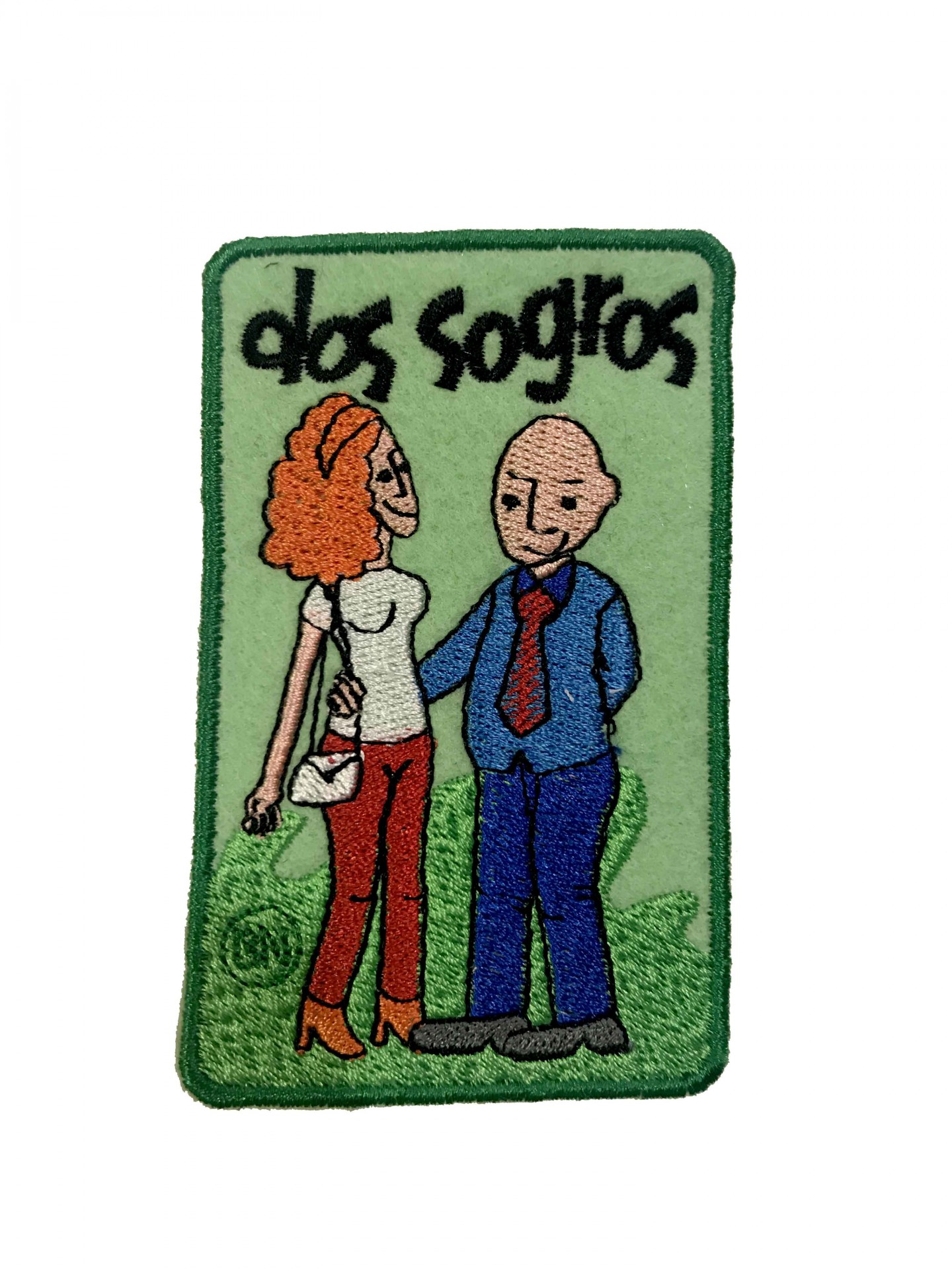 Patch bordado verde com desenho de casal e texto 'dos sogros'