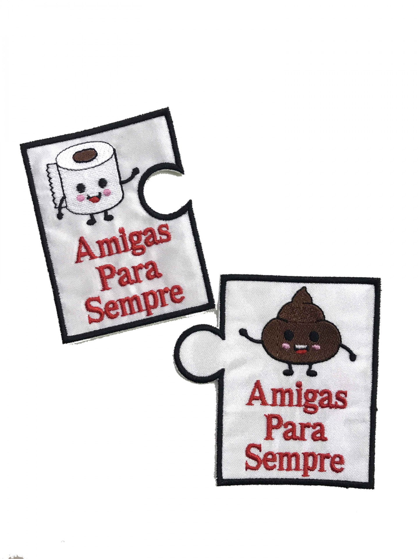 Patches de tecido em forma de peças de puzzle com desenhos bordados de papel higiénico e excremento e texto Amigas Para Sempre