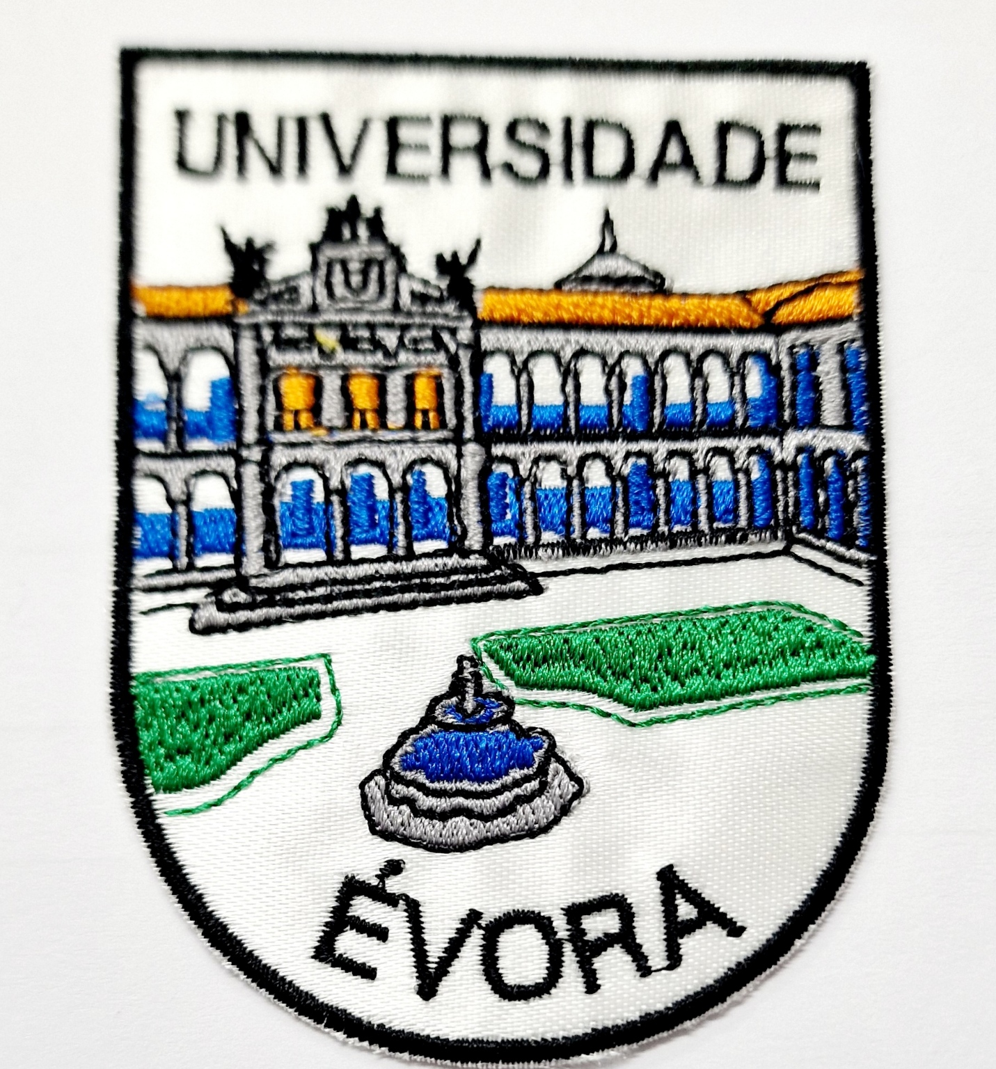 Emblema bordado Universidade de Évora com edifício, pátio e fonte