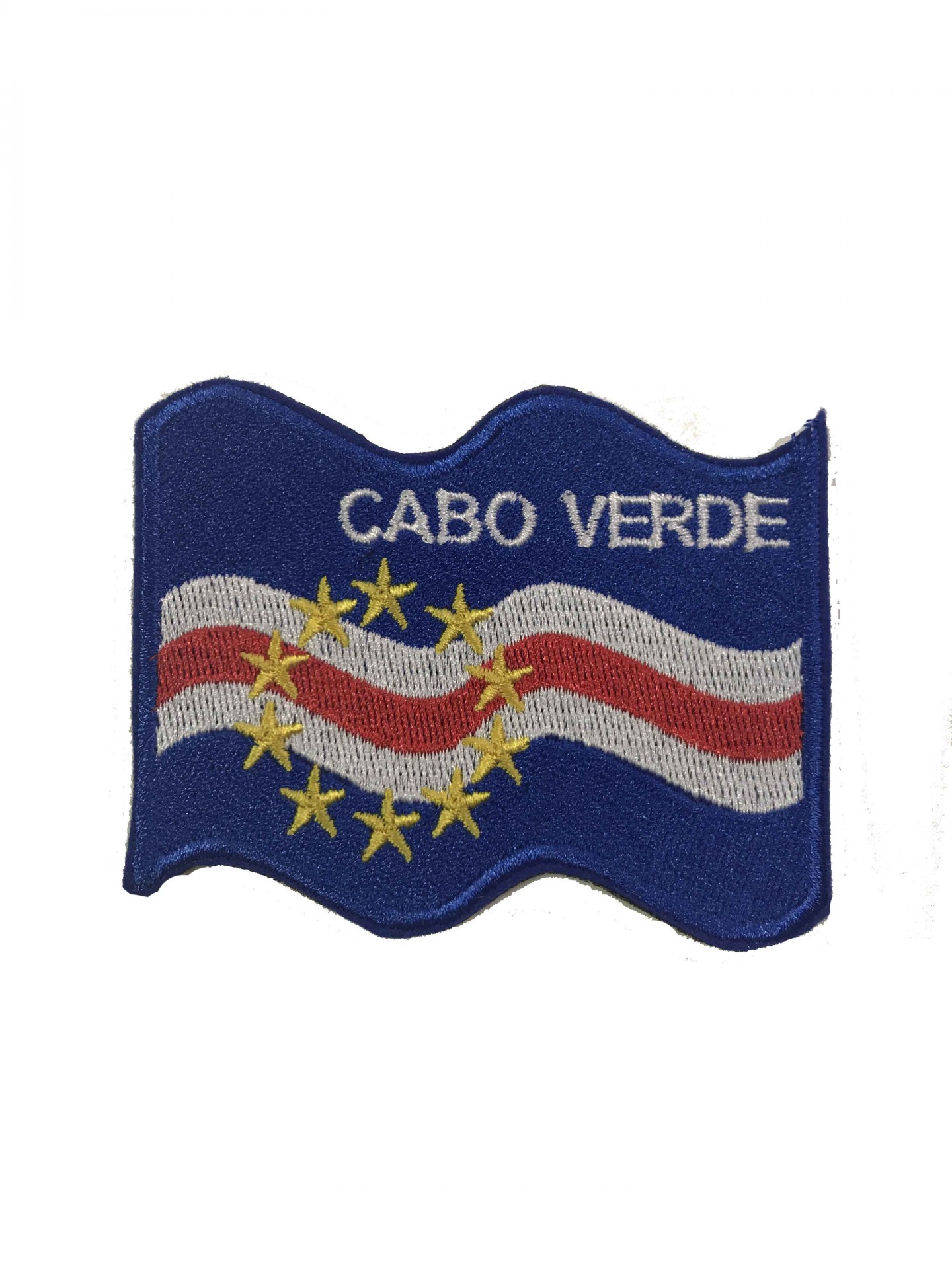 Patch bordado com as cores azul, branco, vermelho, estrelas amarelas e texto CABO VERDE