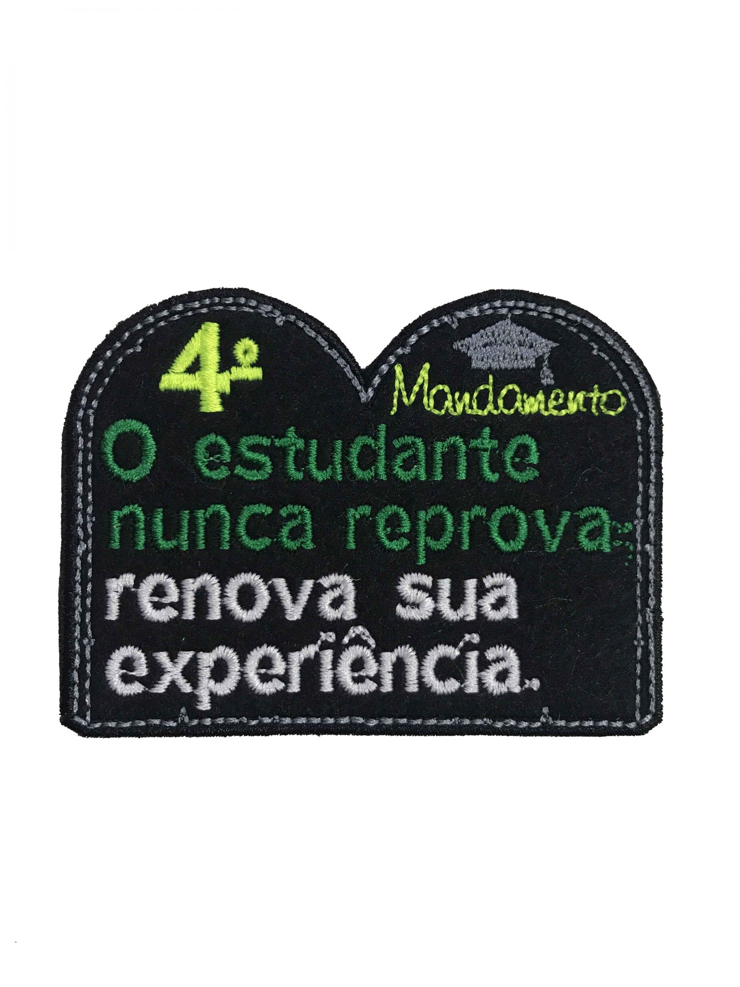 Emblema tecido preto com texto colorido e imagem de diploma cinza