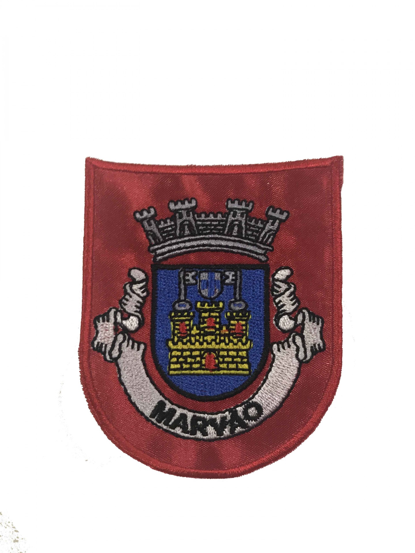 Emblema bordado vermelho com castelo azul e amarelo e texto 'MARYKO'