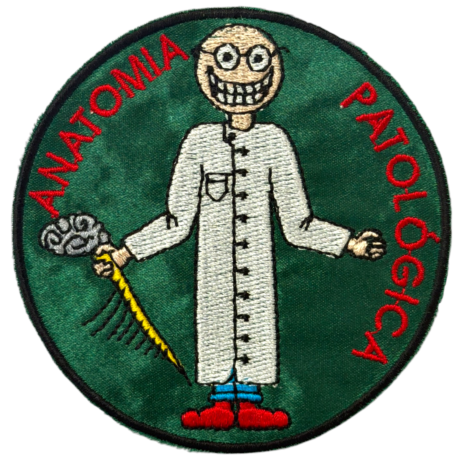 Emblema bordado redondo verde escuro com personagem em bata branca e texto vermelho