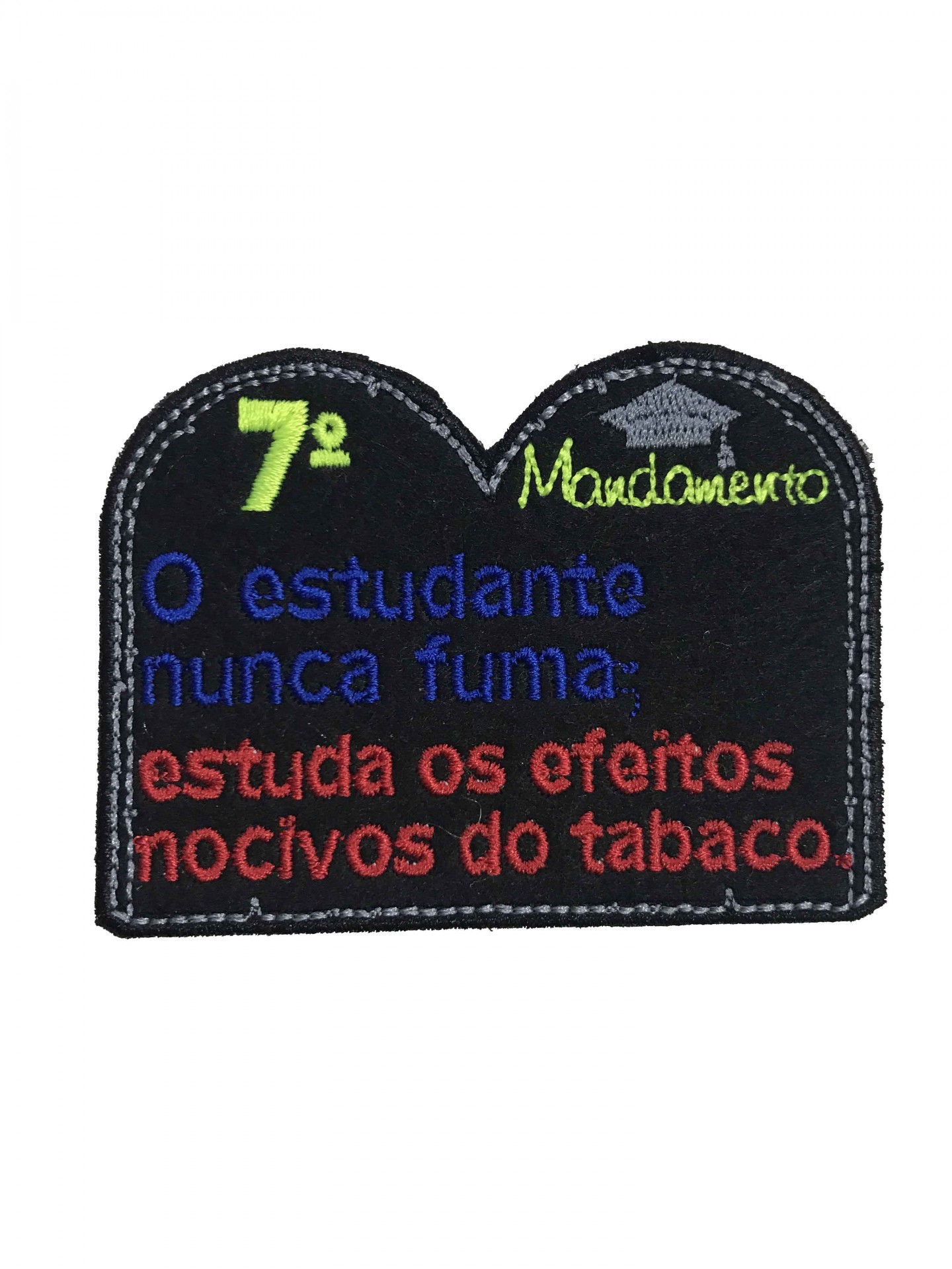 Emblema tecido preto com texto colorido sobre não fumar e o 7º Mandamento