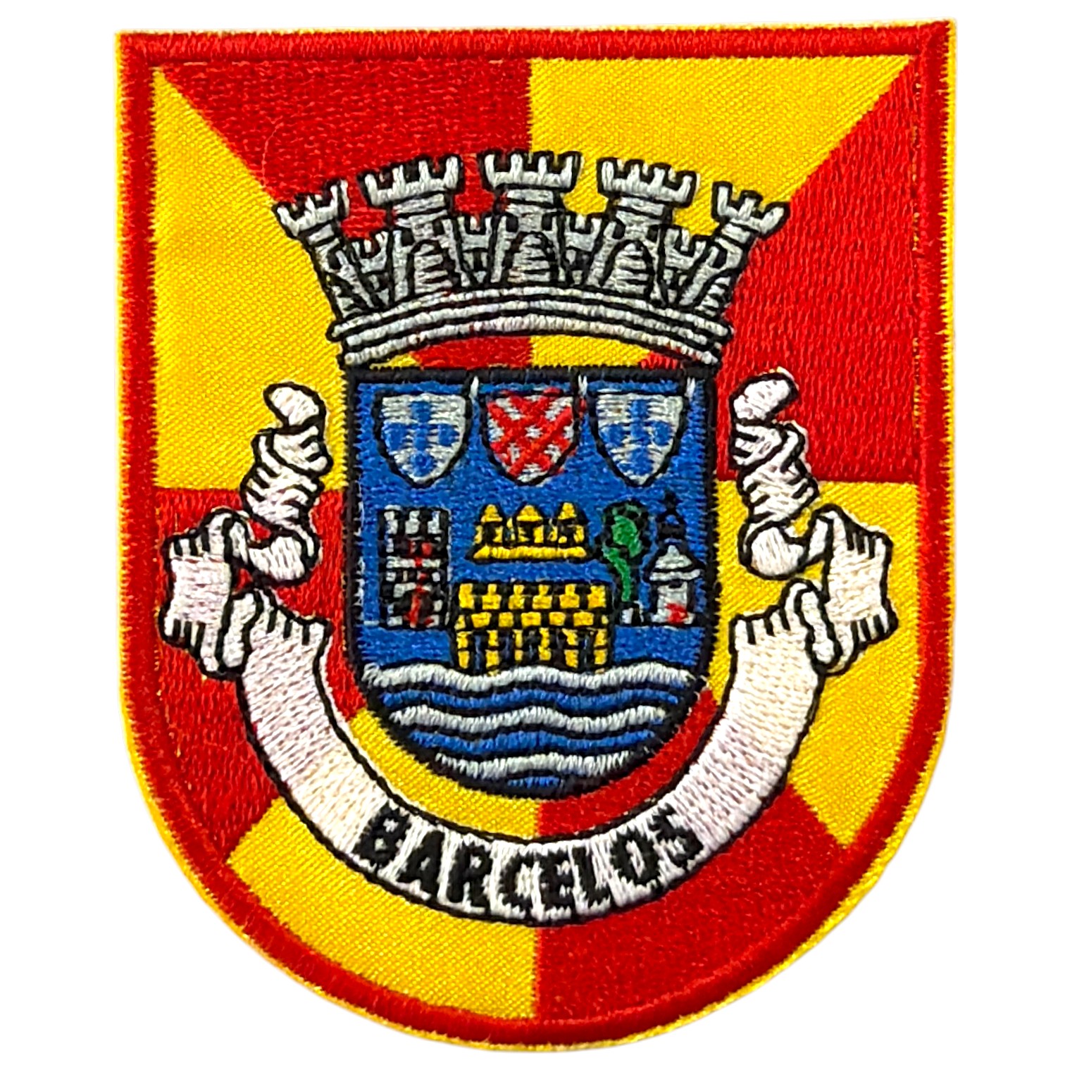 Emblema bordado do brasão de Barcelos com cores vermelho, amarelo, azul e branco.