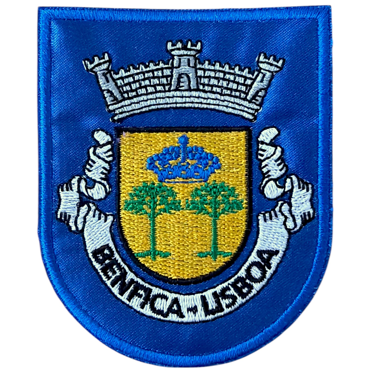 Emblema bordado em azul com escudo dourado, árvores verdes, coroa azul e texto BENFICA SEXROAS.