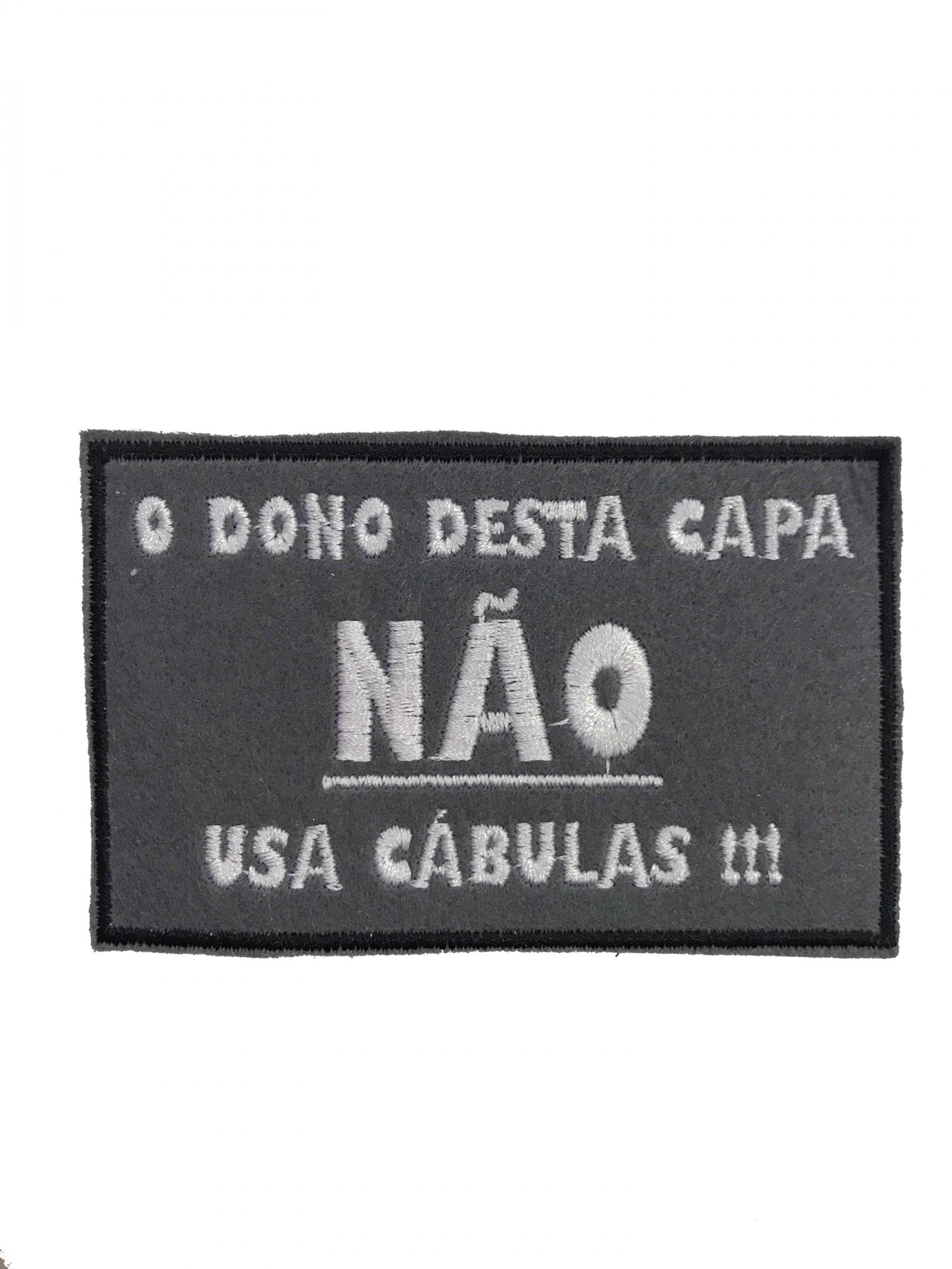 Patch retangular cinza escuro com texto bordado branco