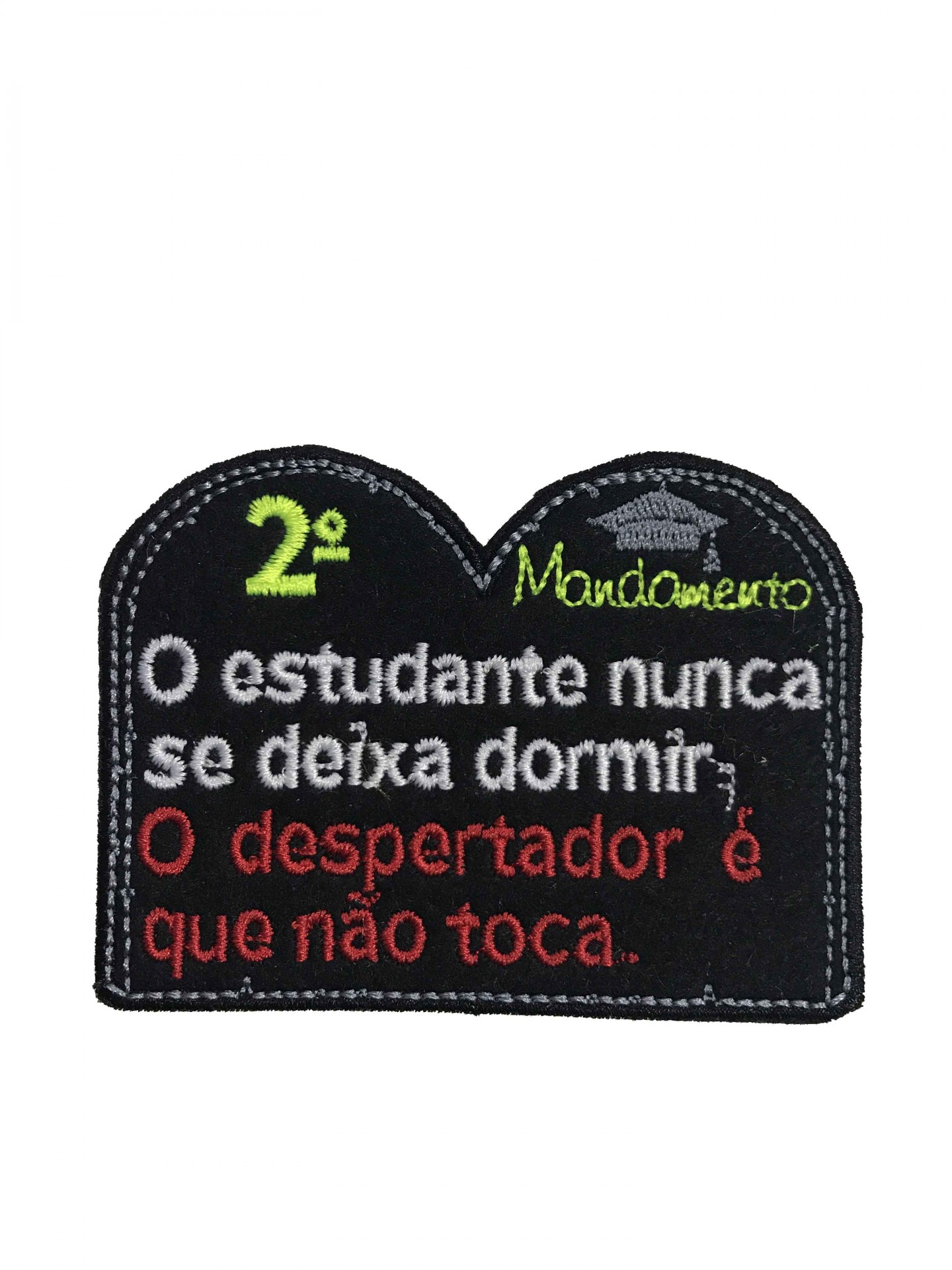 Patches bordados com texto em português em tecido preto com bordas brancas