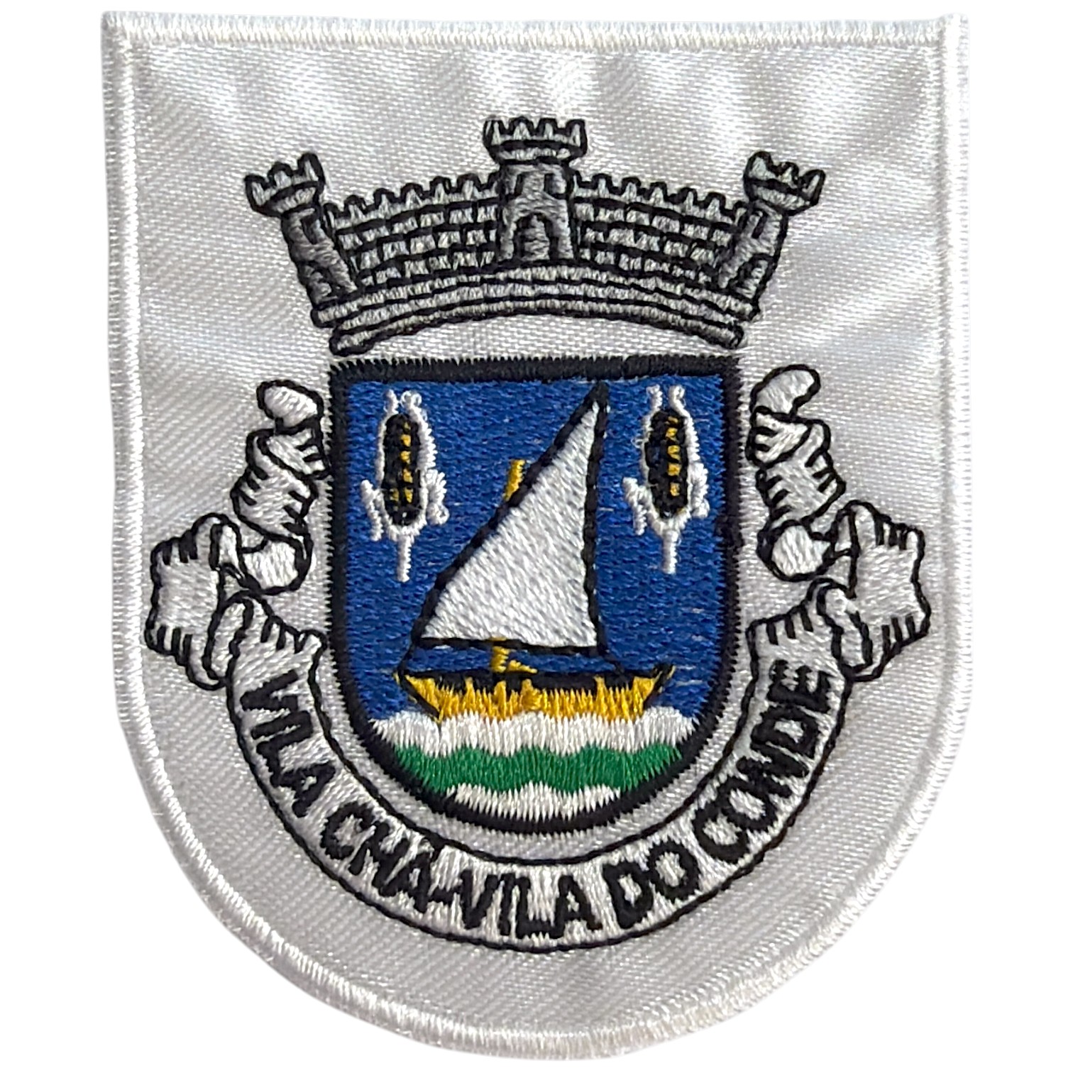 Emblema bordado branco com brasão azul e vela branca num barco amarelo.