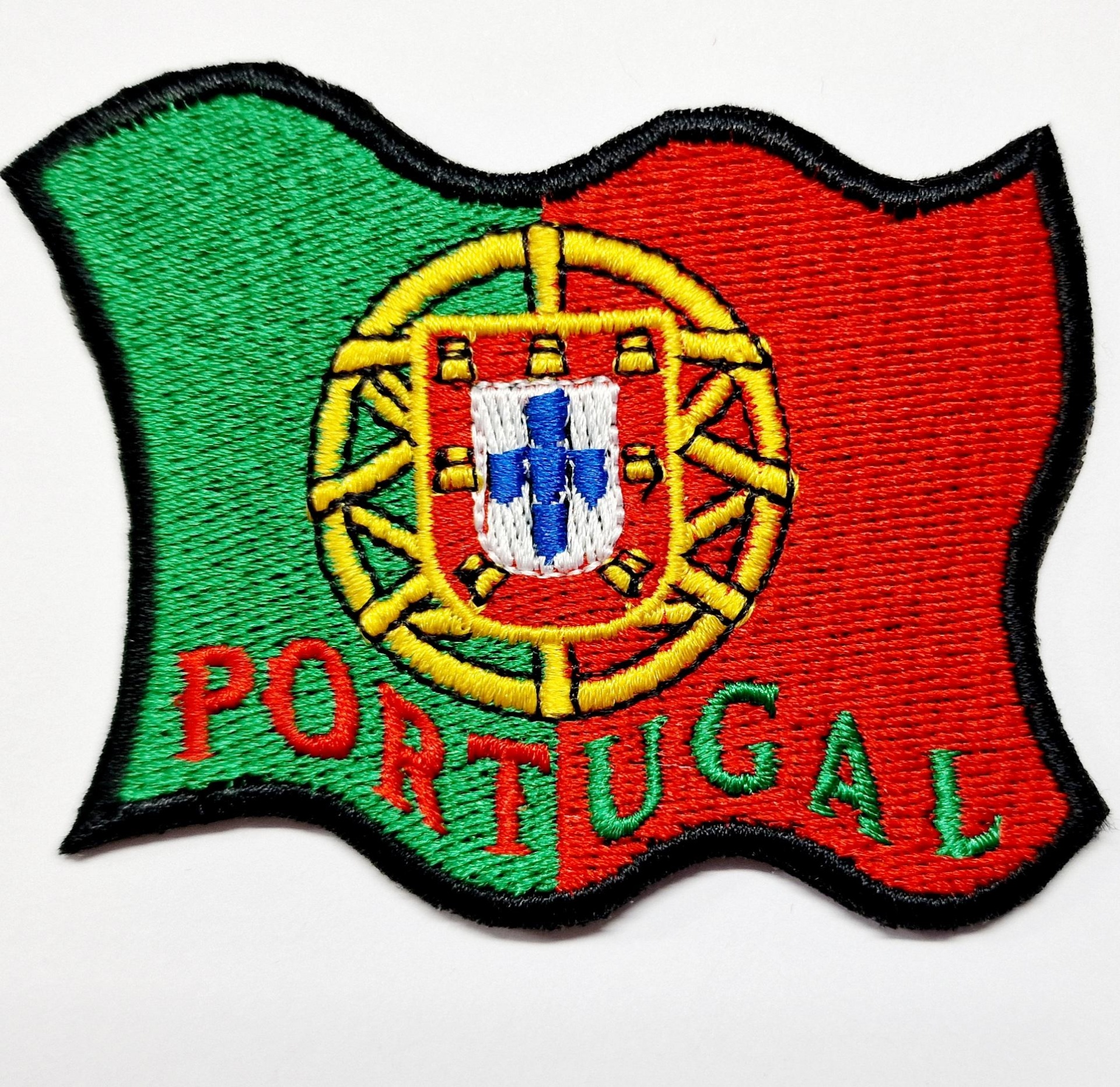 Emblema bordado com as cores da bandeira de Portugal e a palavra PORTUGAL