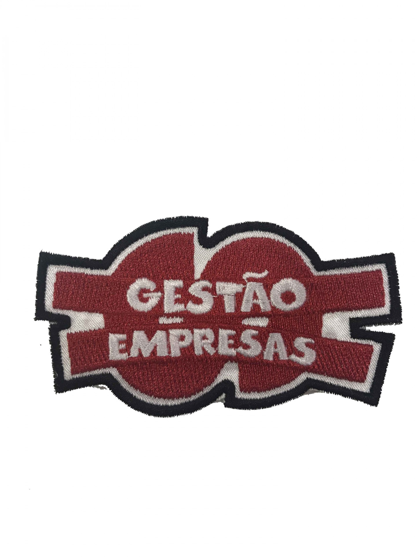 Emblema bordado vermelho e preto com texto branco GESTÃO - EMPRESAS