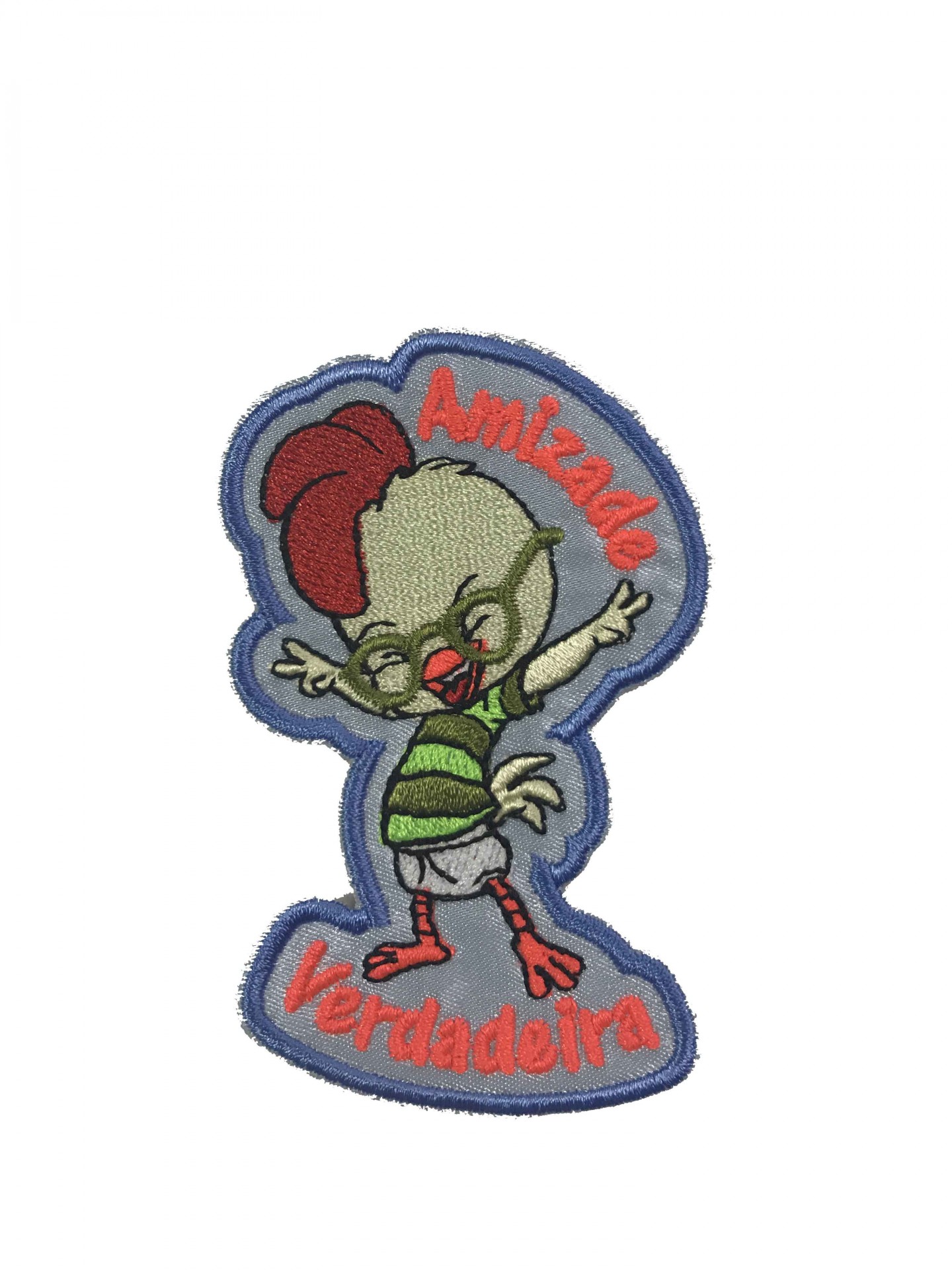 Patch bordado com desenho de galinha e texto em português.