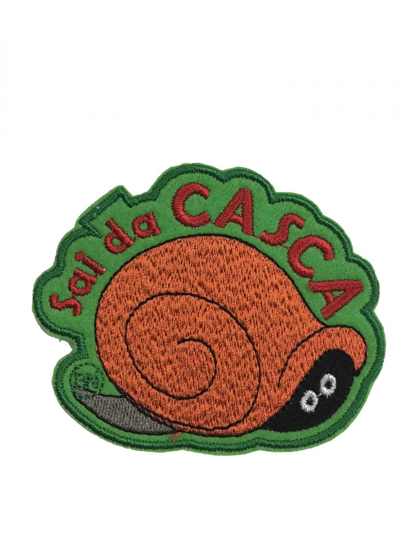 Emblema bordado com caracol castanho e texto 'Sai da CASCA'