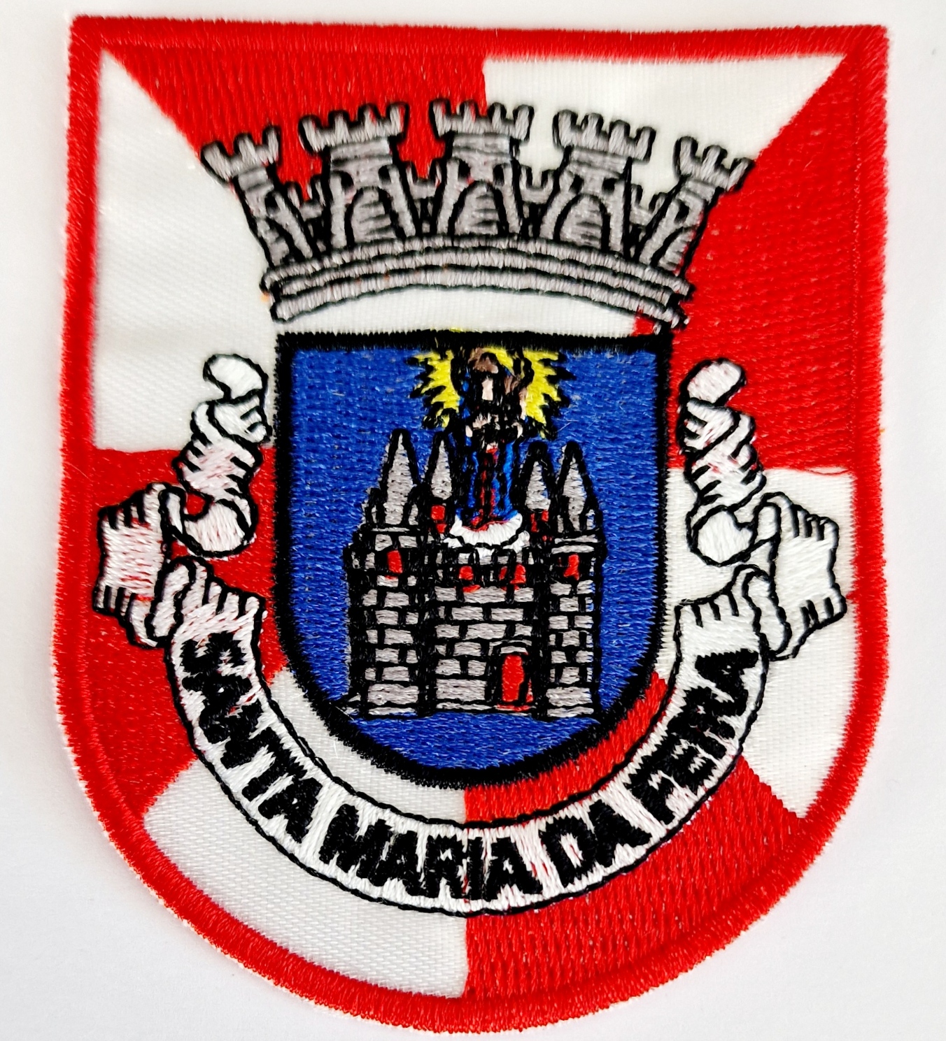 Emblema bordado com castelo, coroa e texto Santa Maria da Feira