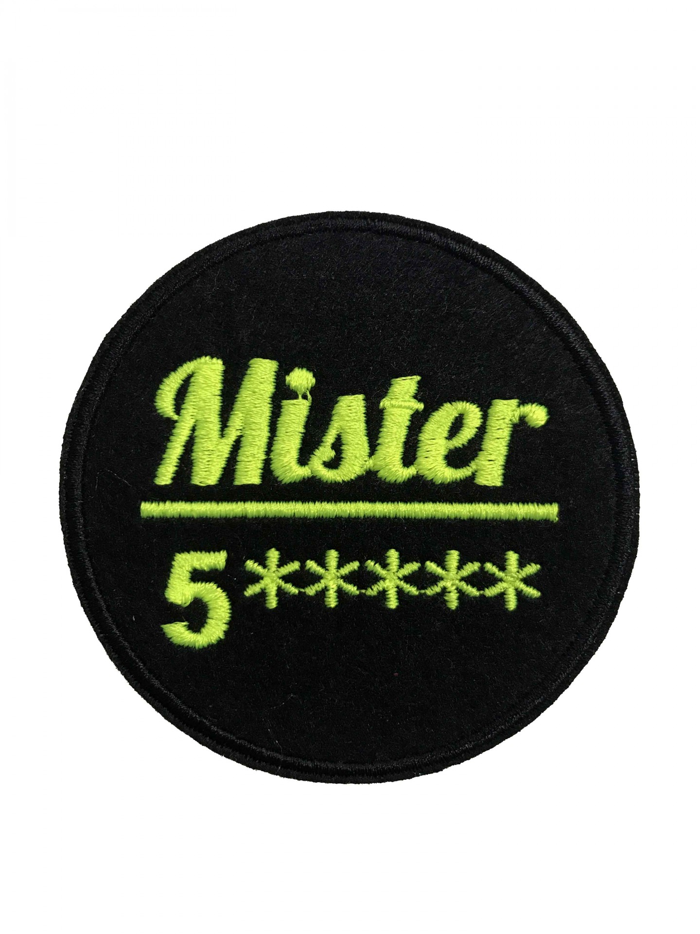 Emblema redondo preto com texto bordado em verde fluorescente