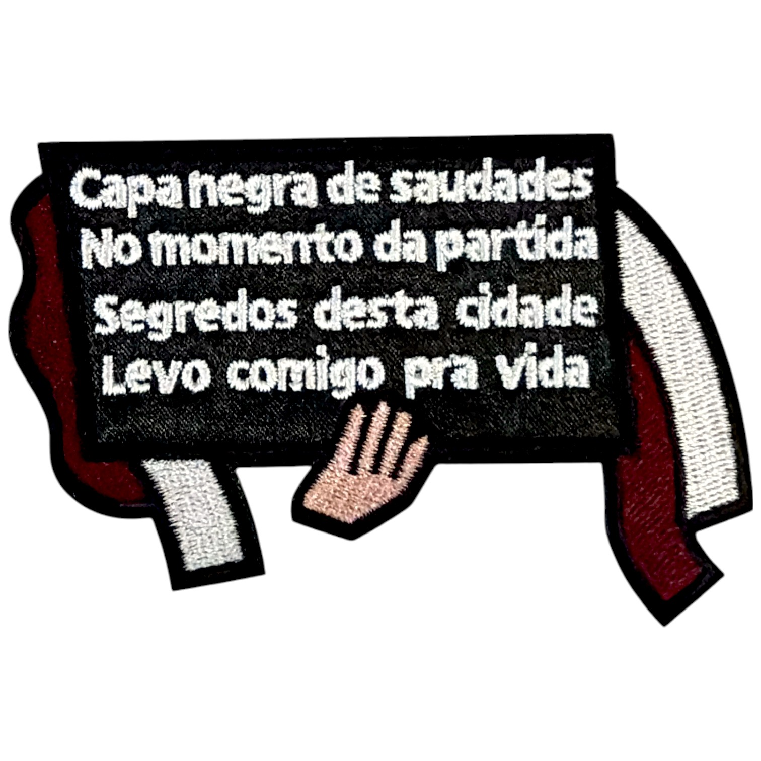 Patch bordado com texto em português e elementos decorativos em cores vermelho, branco e bege.