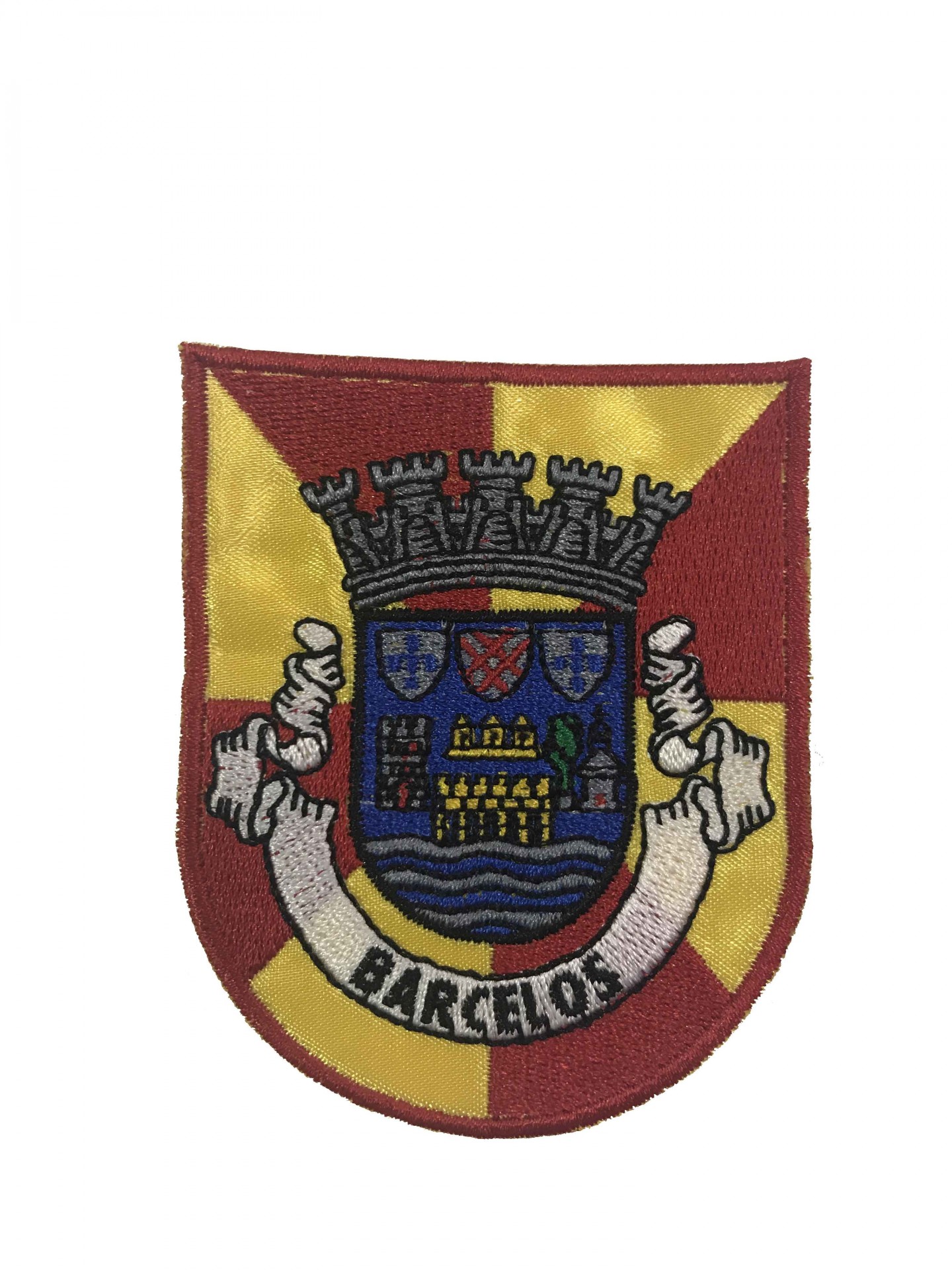 Emblema bordado com brasão e texto BARCELÓS em tecido vermelho e amarelo