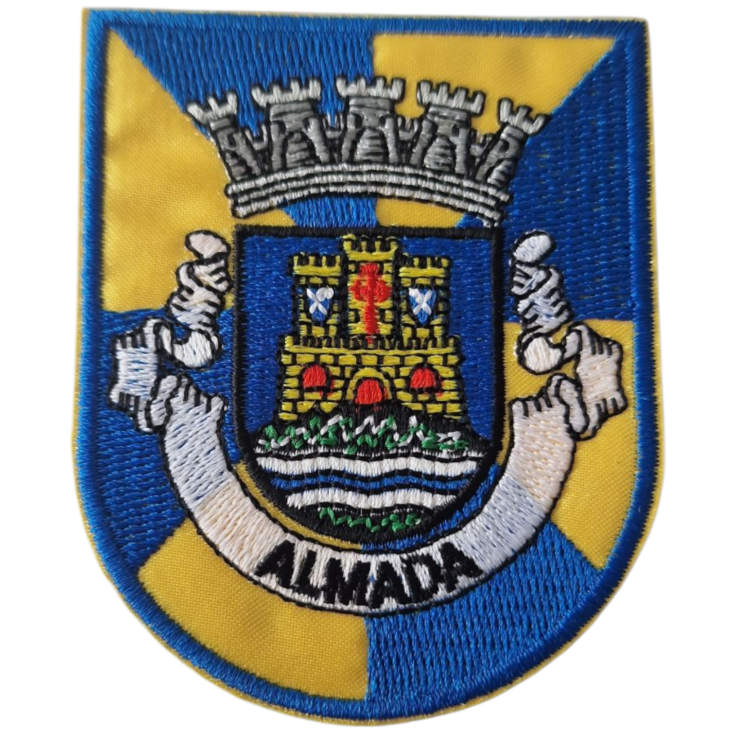 Emblema bordado azul e amarelo com brasão e palavra ALMADA
