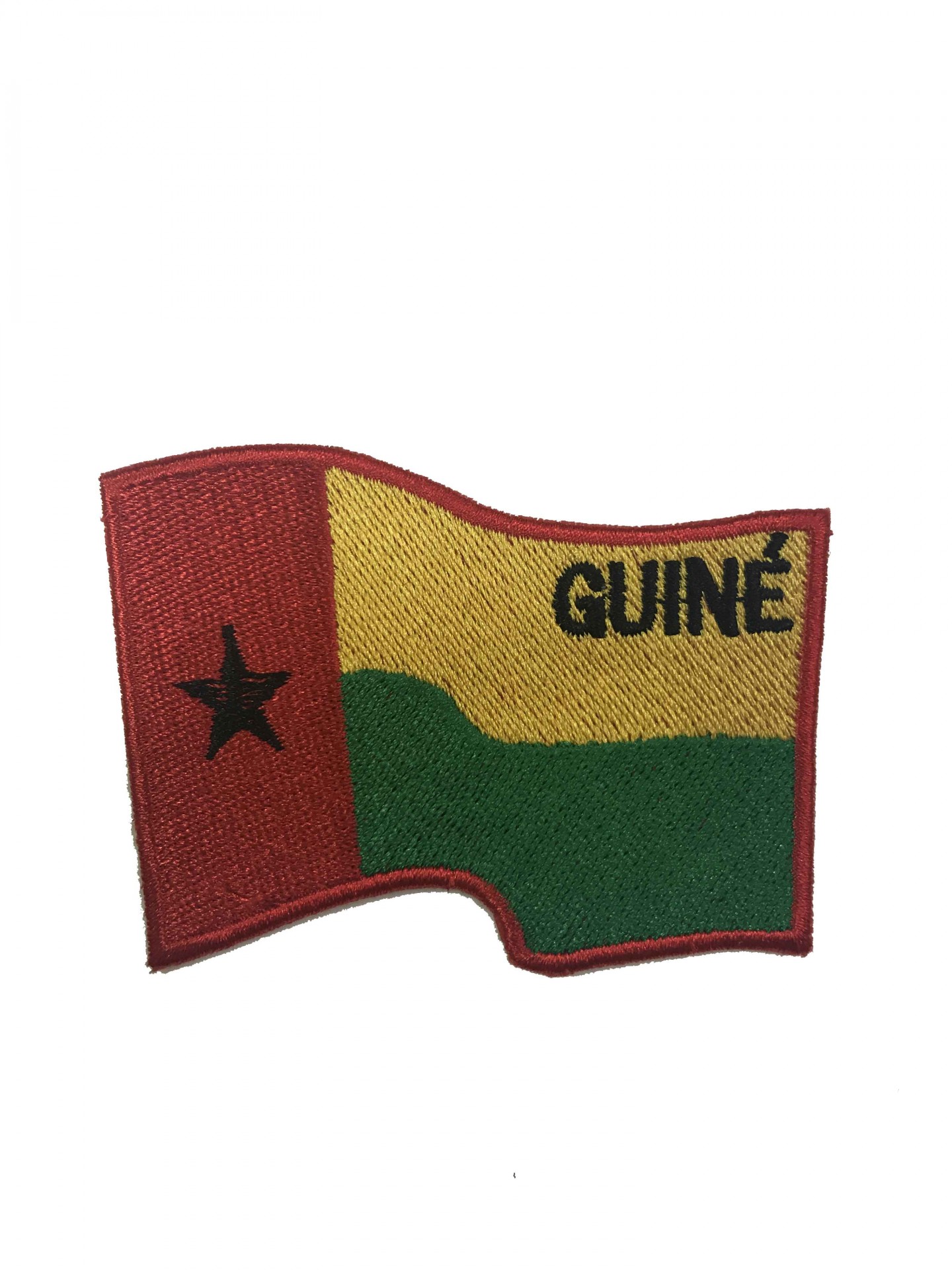 Emblema bordado com a bandeira da Guiné-Bissau e texto GUINÉ