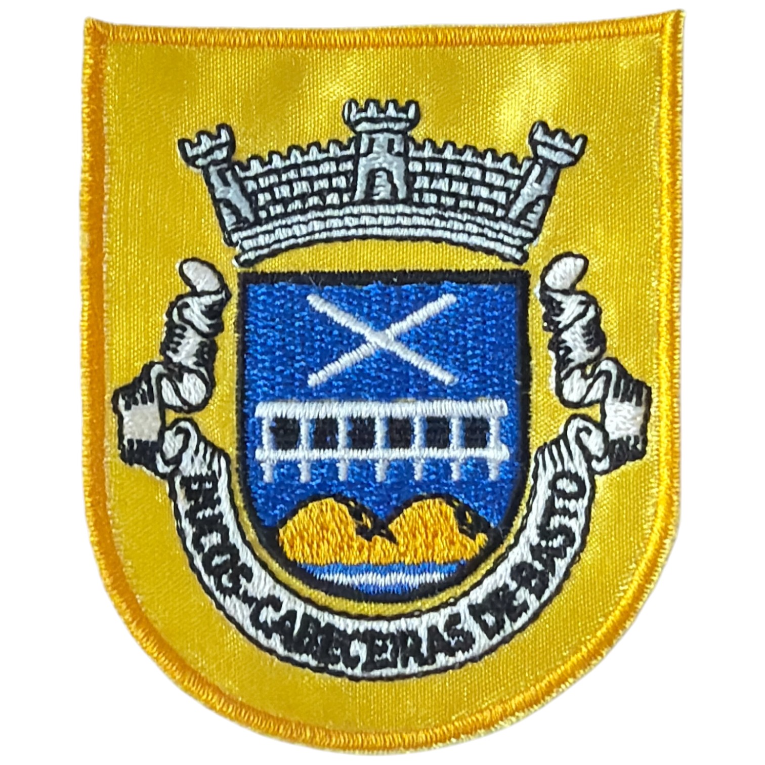Emblema bordado com brasão azul e amarelo e texto em branco e preto