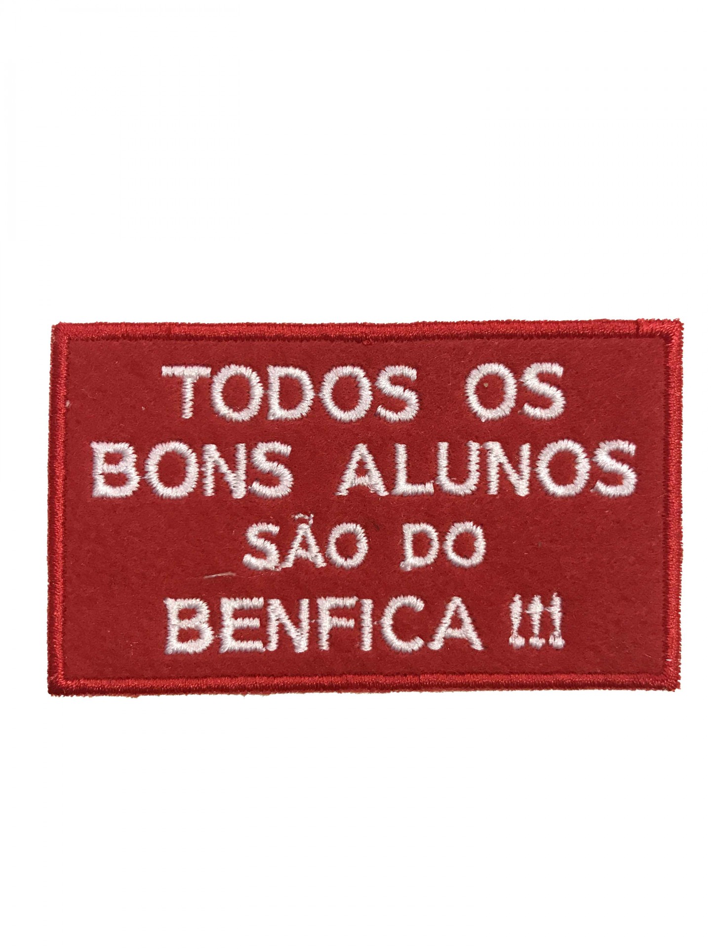 Pach bordado vermelho com texto branco sobre fundo branco