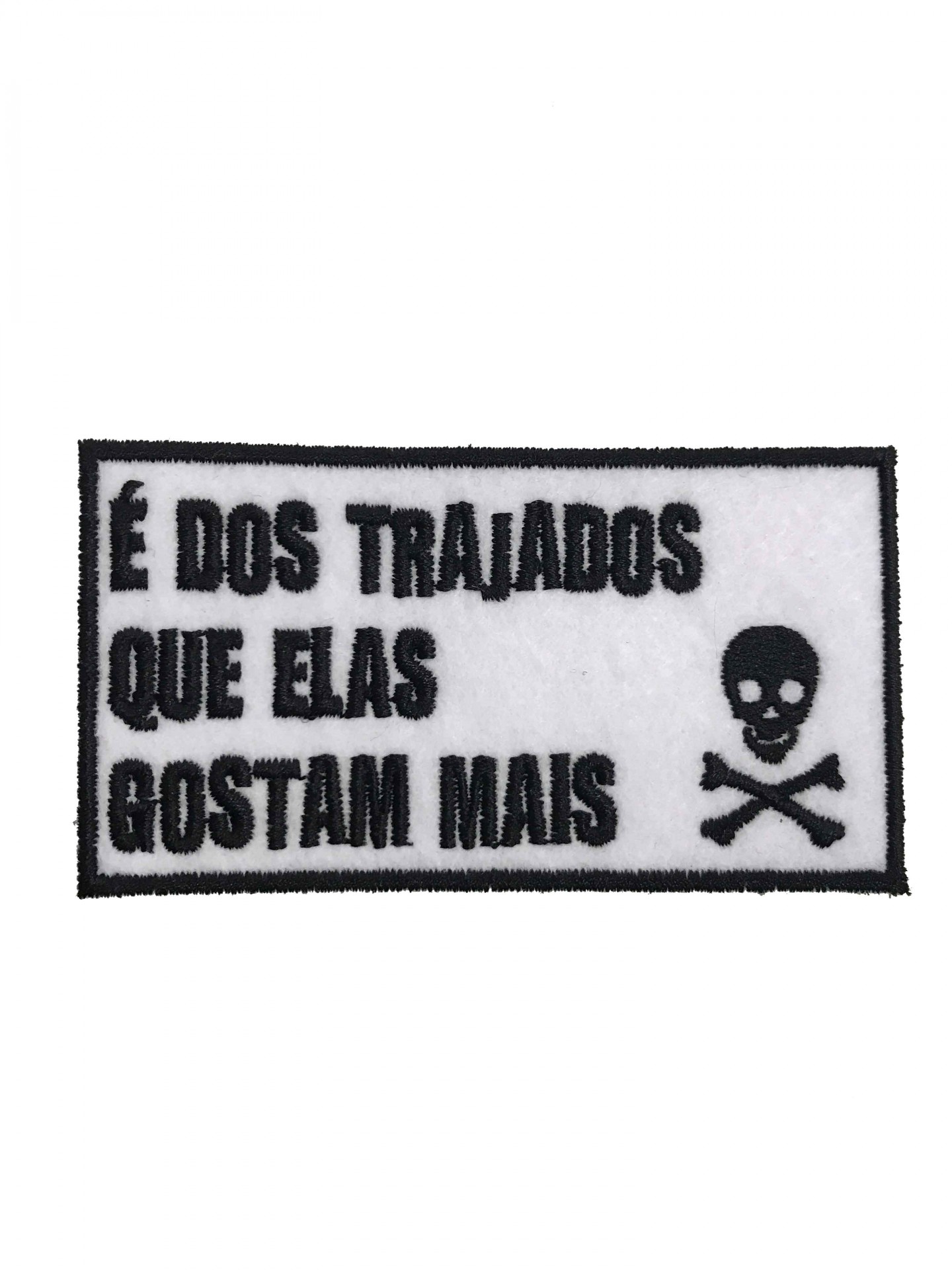 Pachola bordada com texto em português e símbolo de caveira em preto e branco