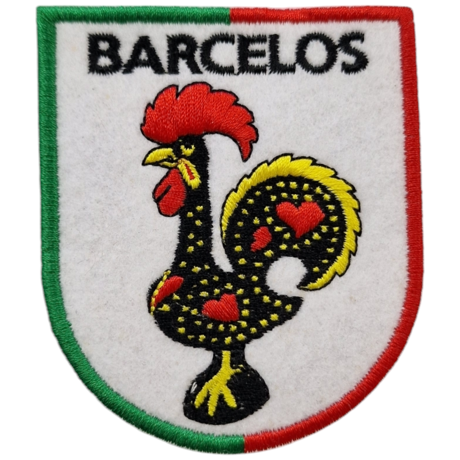 Emblema bordado com galo preto, vermelho e amarelo em escudo branco com bordas verde e vermelha e texto BARCELOS