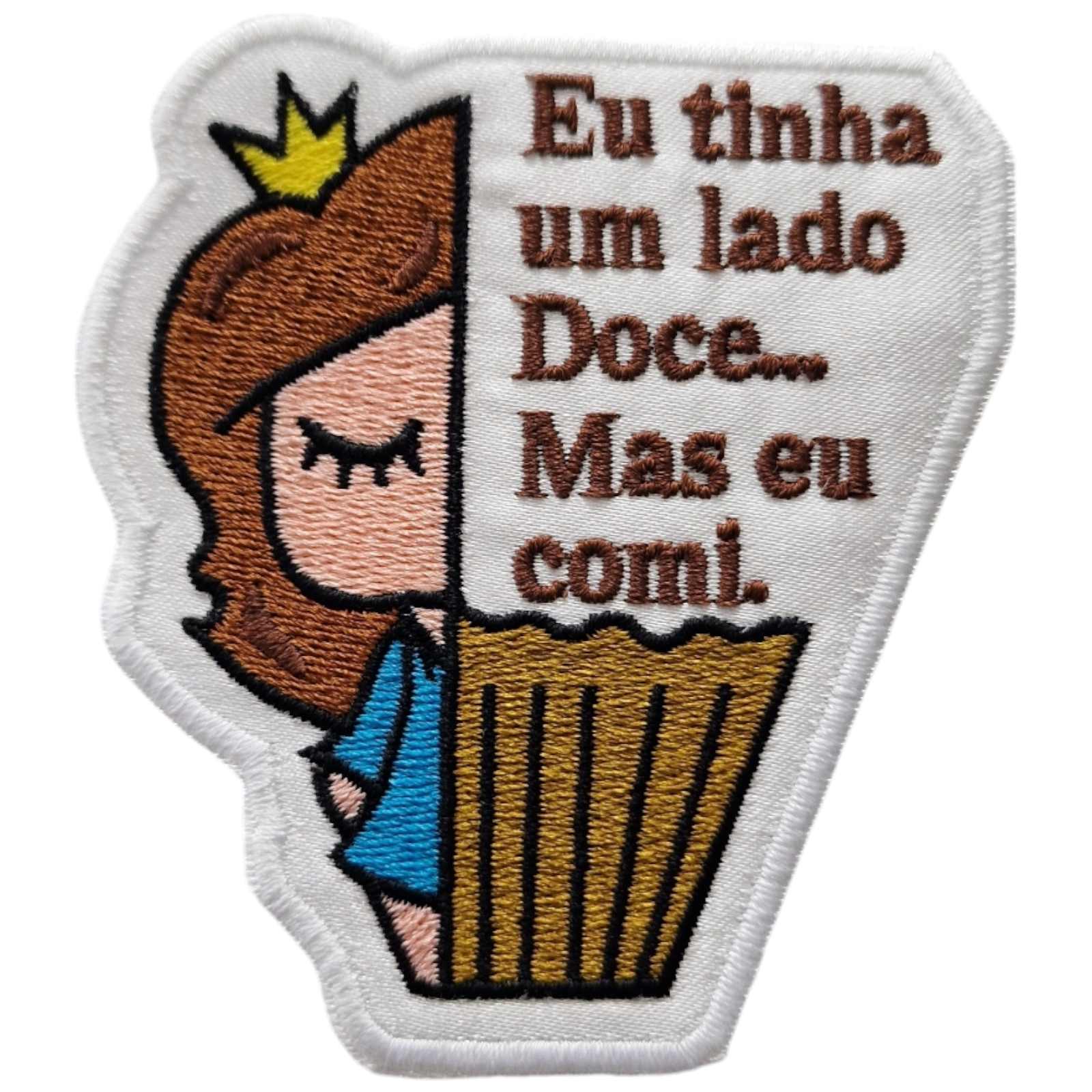 Emblema bordado de menina, cupcake e texto em português
