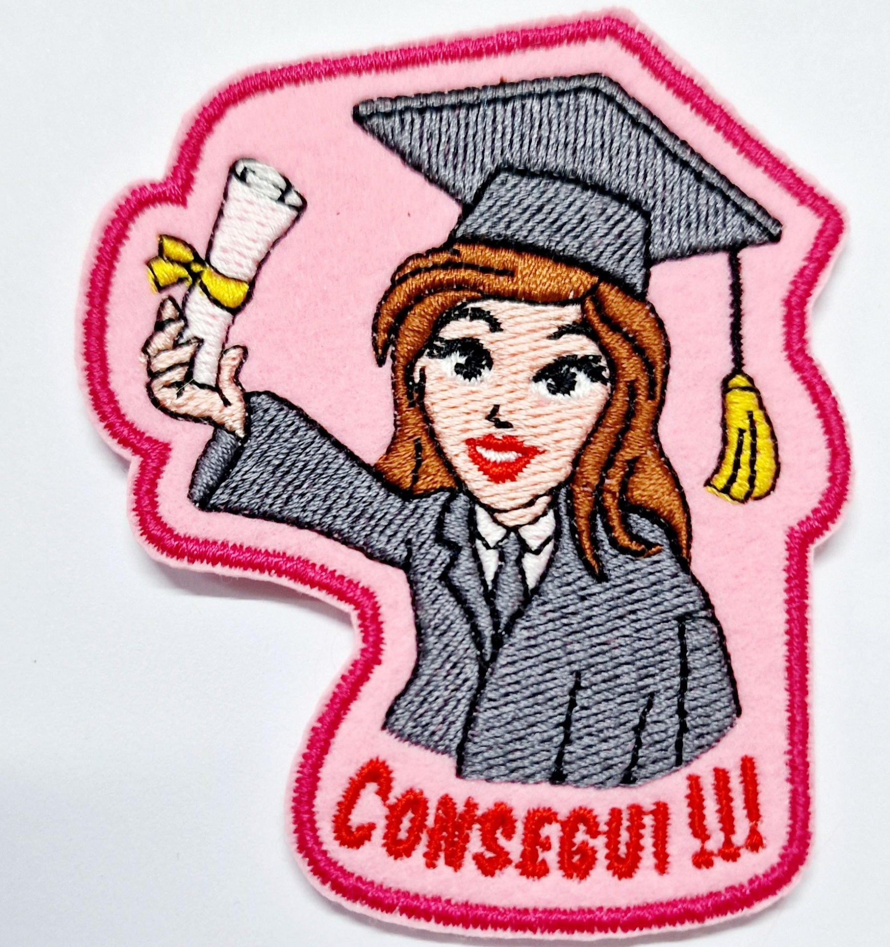 Emblema bordado de mulher graduada com diploma e texto CONSEGUI!!!