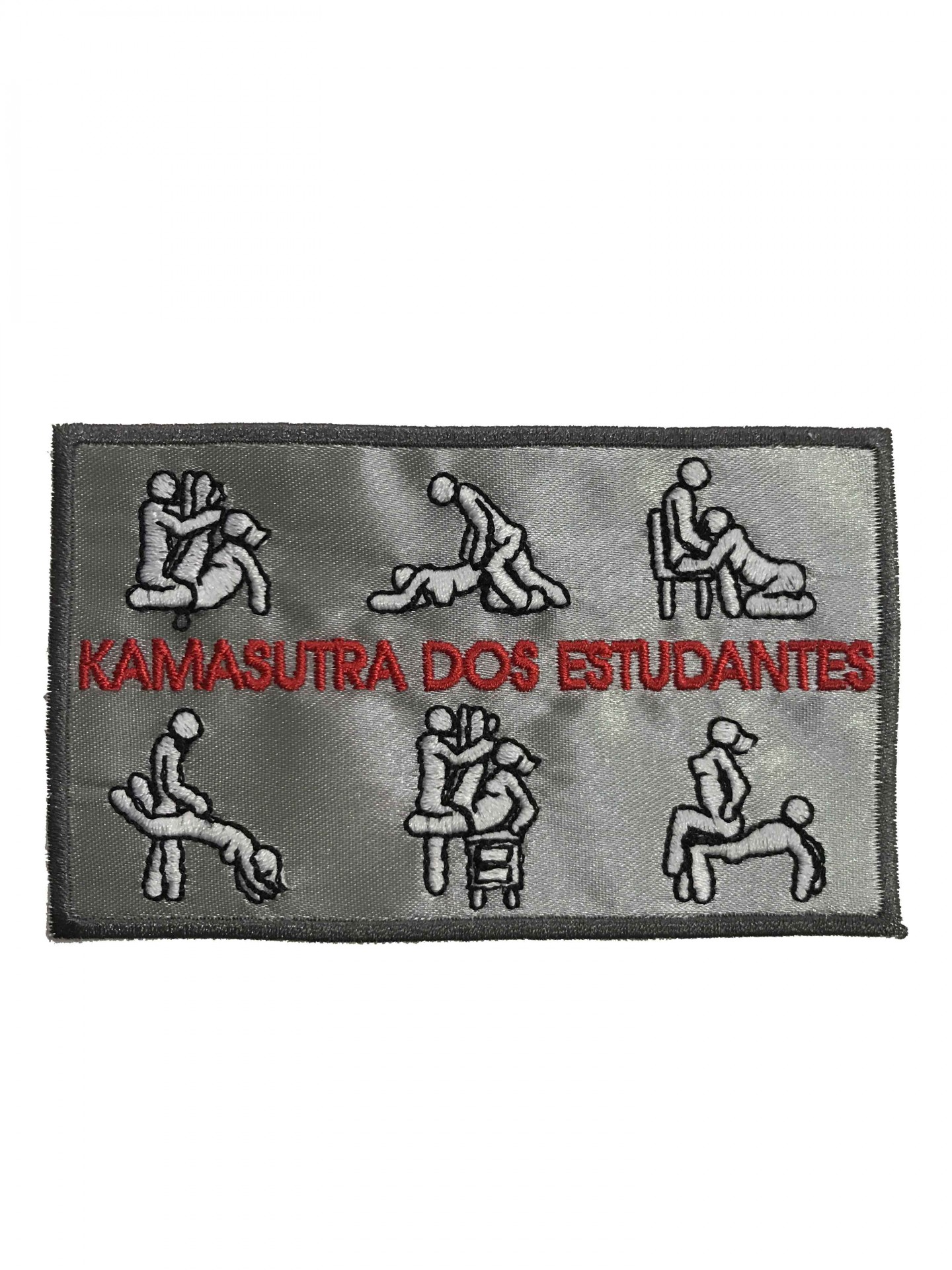 Etiqueta de tecido cinza com texto vermelho e ilustrações de figuras humanas em várias posições.