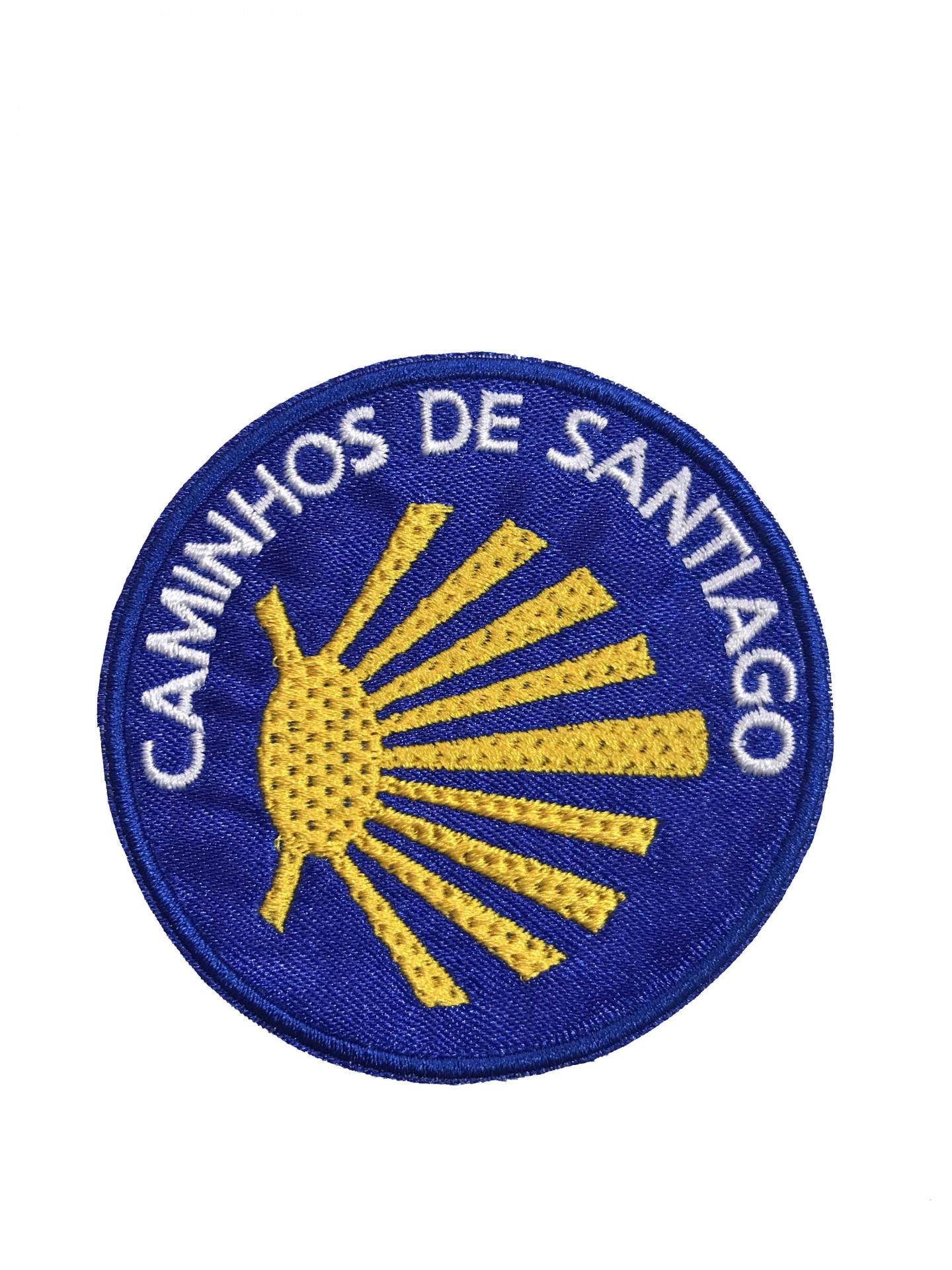 Emblema bordado azul com concha amarela e texto 'CAMINHOS DE SANTIAGO'