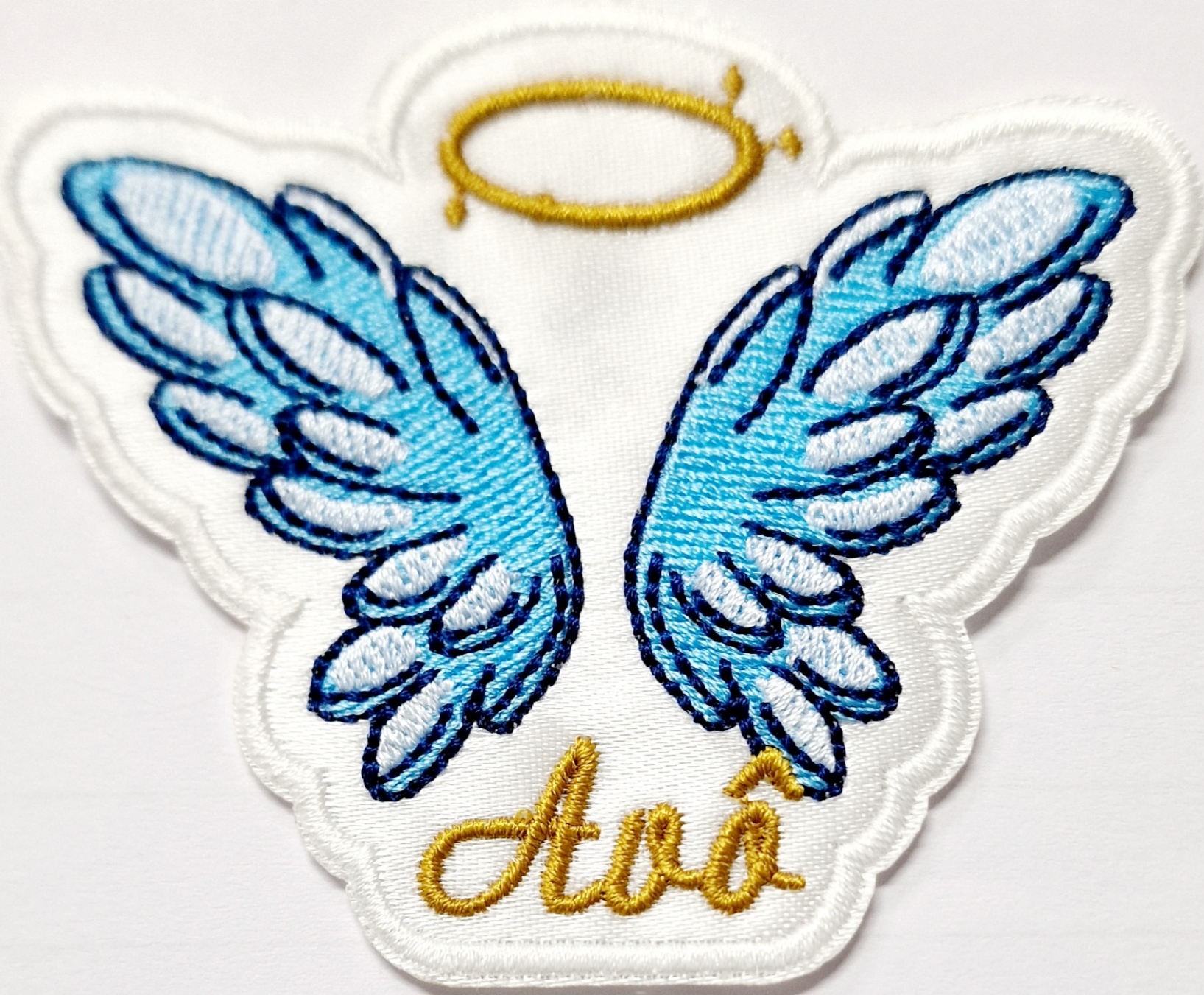 Bordado com asas azuis, auréola dourada e texto Avô