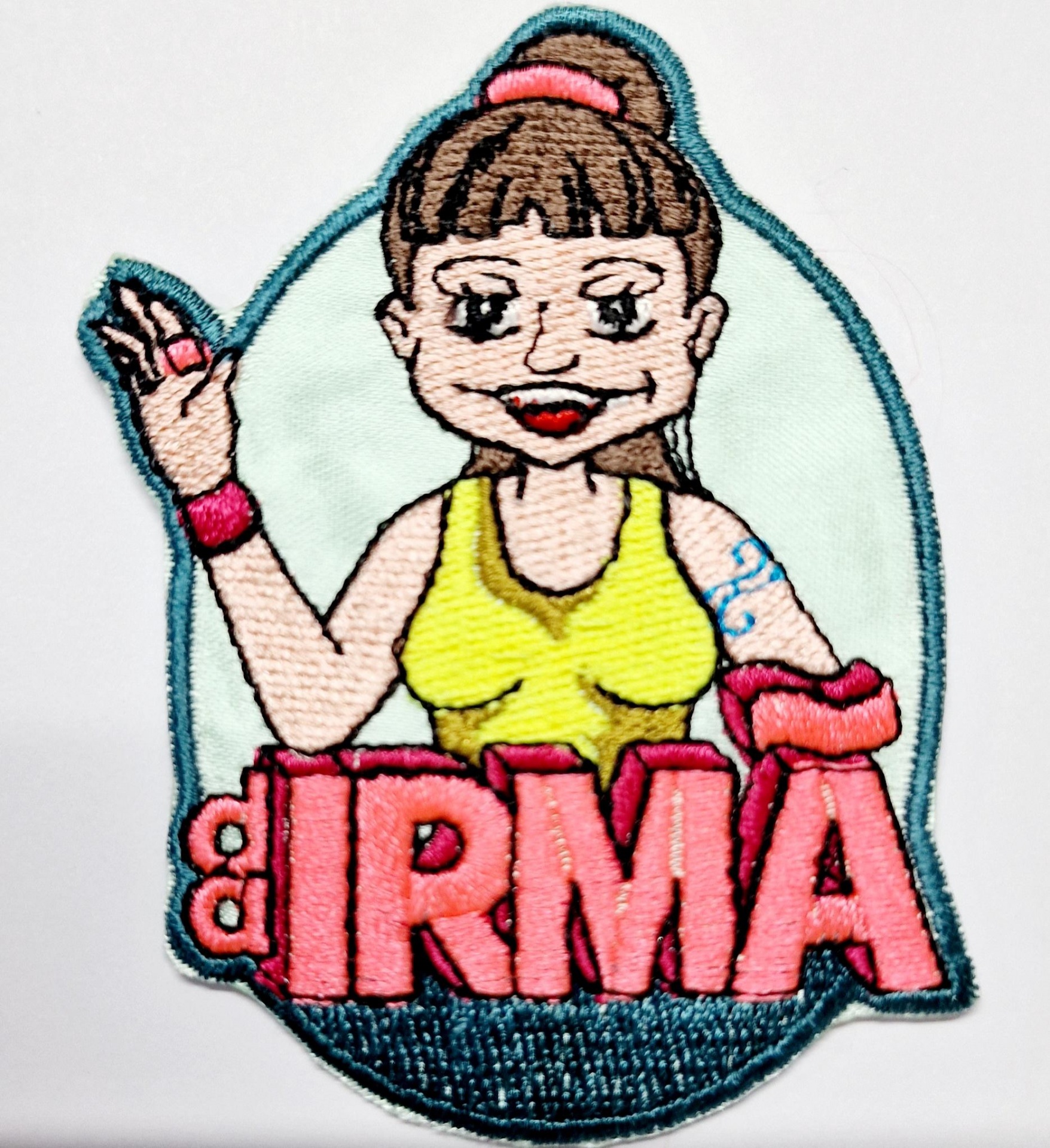 Patch bordado de figura femenina com texto d IRMÃ