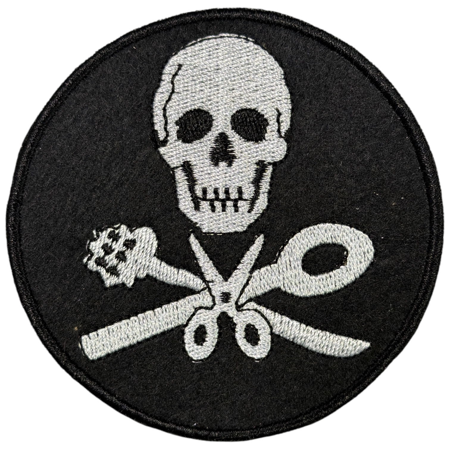 Patch bordado redondo preto com crânio e ferramentas em branco