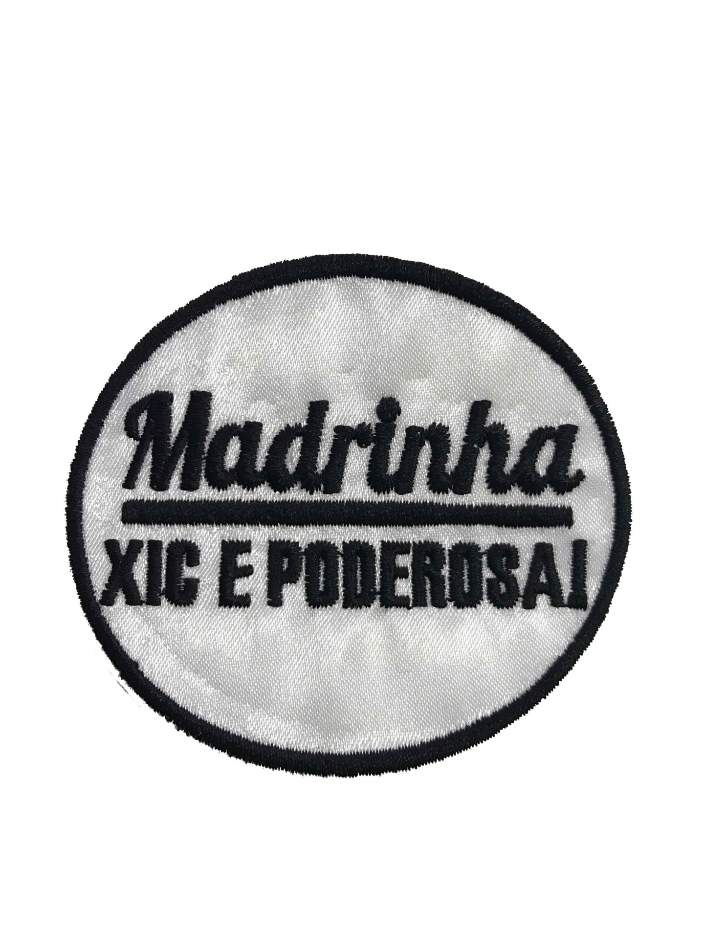 Emblema redondo branco com texto bordado preto Madrinha XIC E PODEROSA