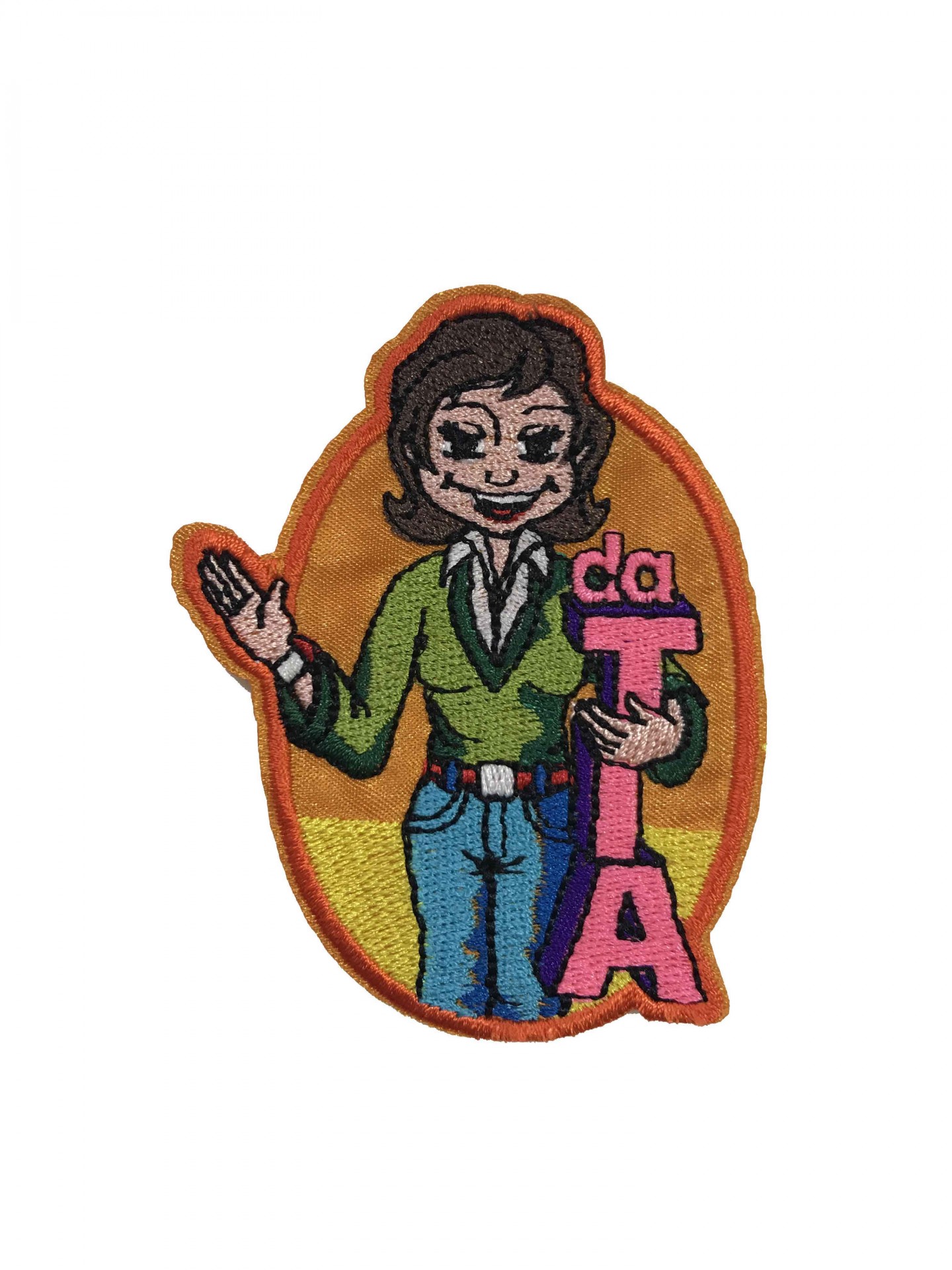 Penteado em tecido bordado com personagem feminina e texto 'da TIA'