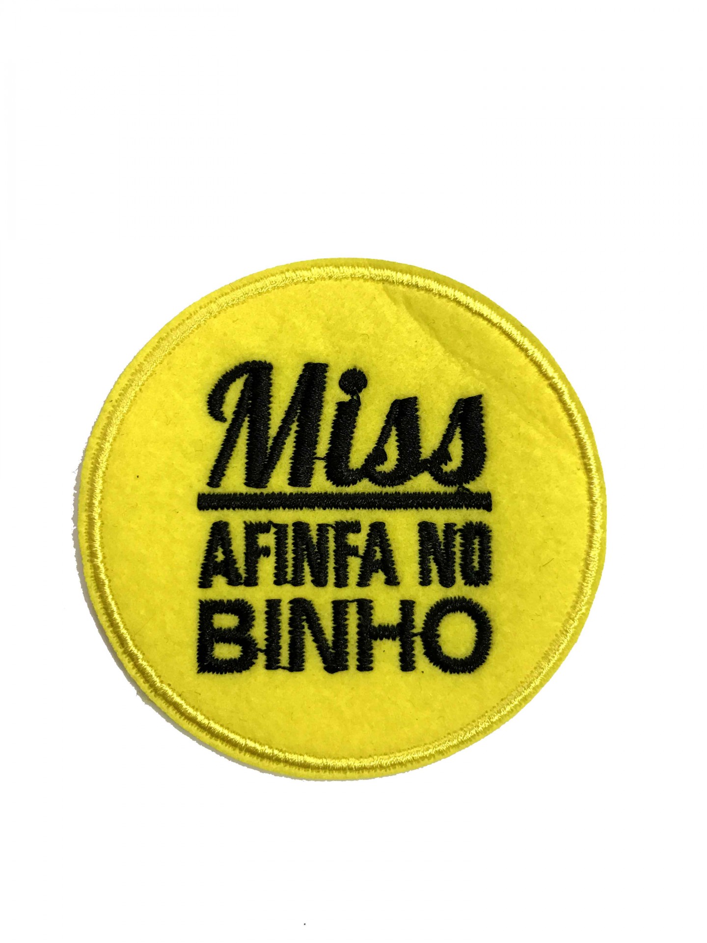 Emblema redondo amarelo com texto bordado preto